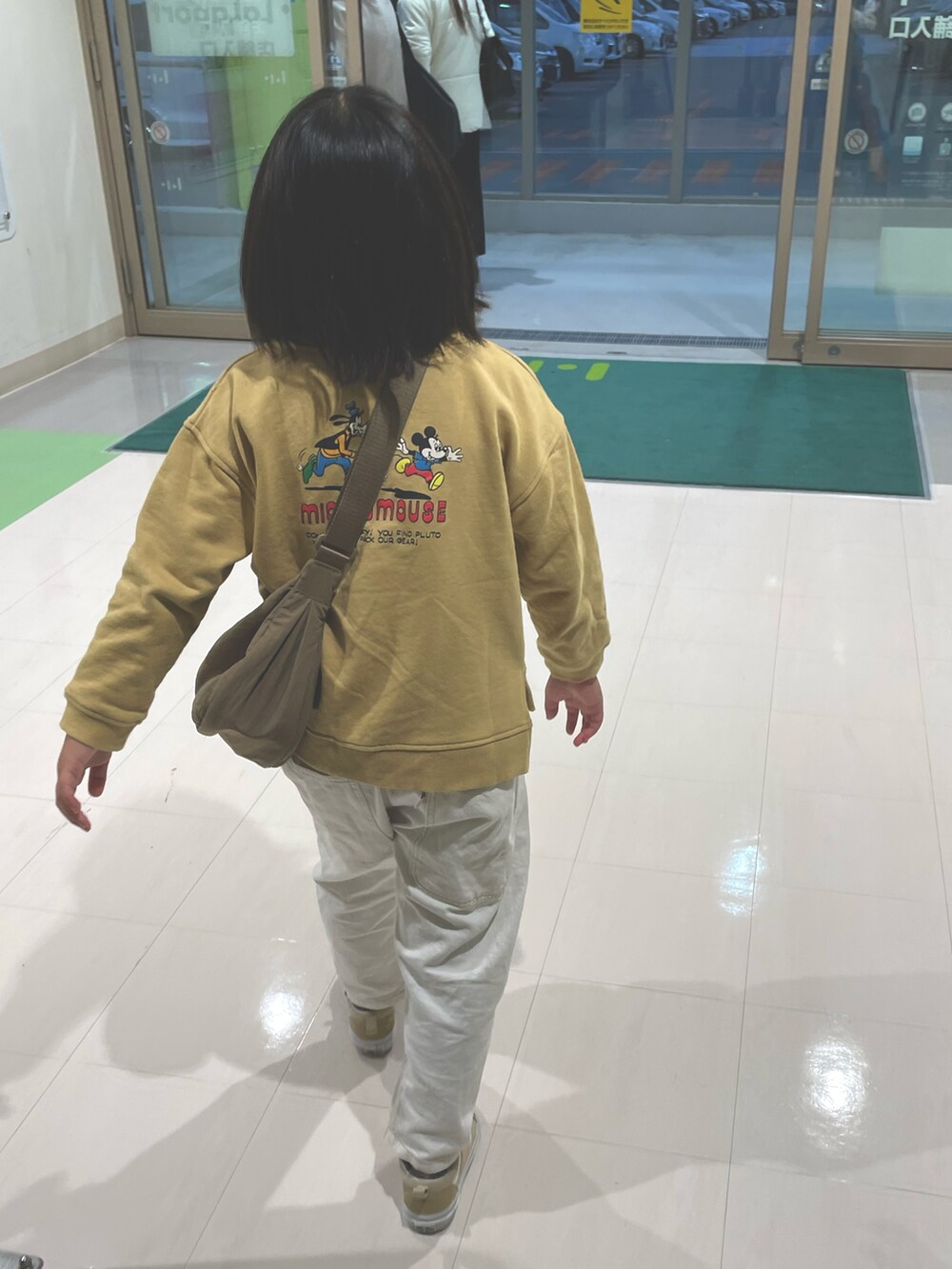 「ファッションを楽しもう、キッズファッション、おそろいコーデ、姉弟、リンクコーデ、小学生、6ヶ月、スウェット、ロンパース、レッグウォーマー、ミッキー、マスタード」｜「Ma Lumiereのアイテム（スウェット、イエロー系）」を使った、oshamaさん（キッズ・120cm）の秋コーディネートの2枚目の写真