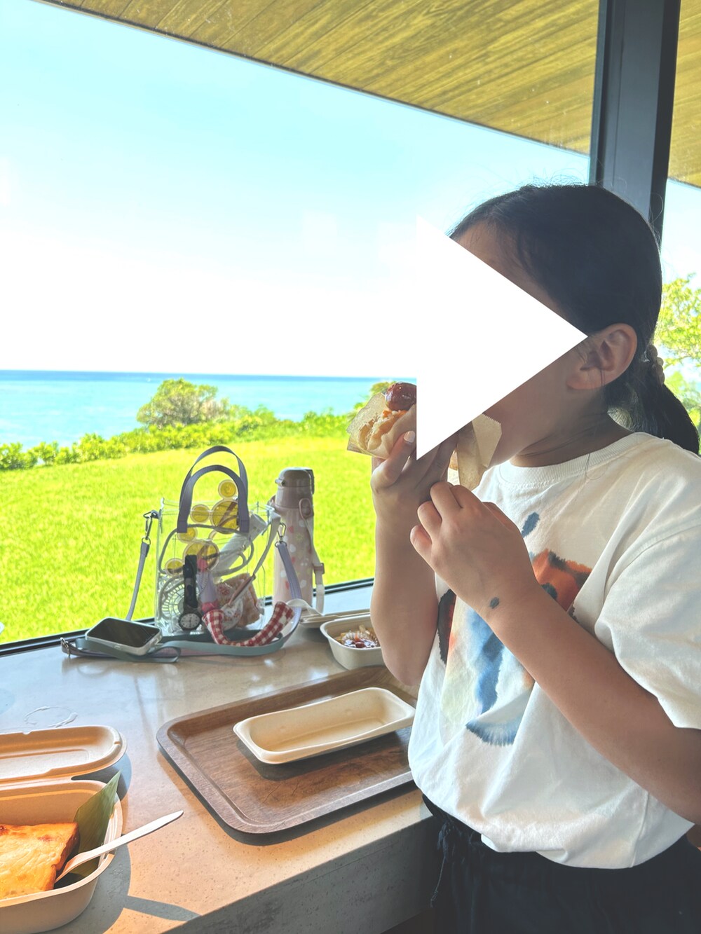 「夏コーデ、キッズファッション、小学生コーデ、女の子、沖縄、カーキ×ホワイト、グルカサンダル」｜「coca（coca）のキッズ 親子お揃いインド綿カットワークブラウス（シャツ/ブラウス、ホワイト系）」を使った、oshamaさん（キッズ・120cm）の夏コーディネートの3枚目の写真