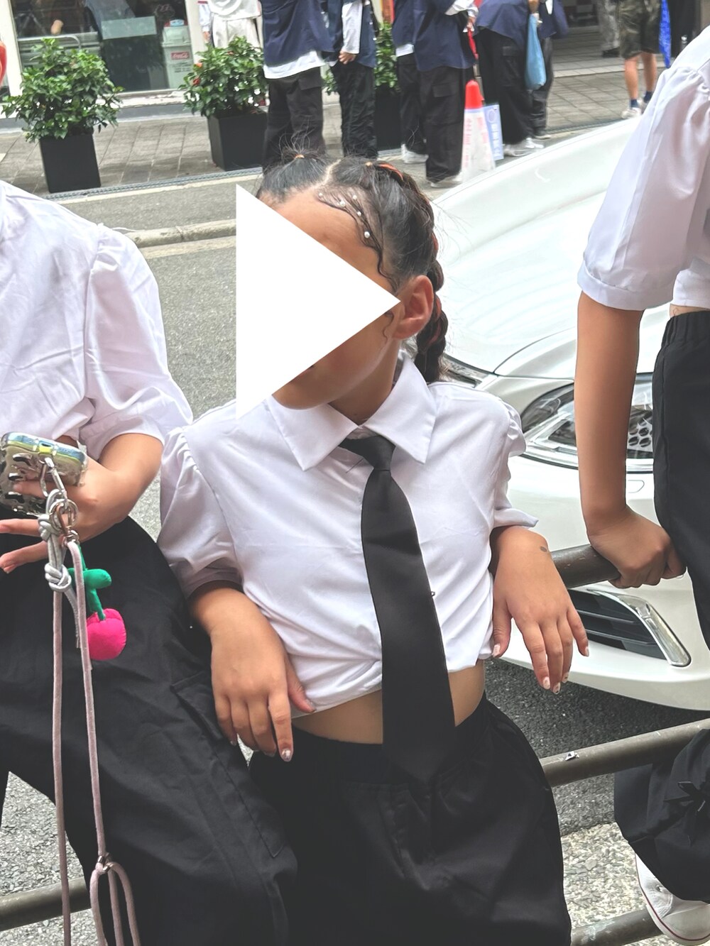 ブルー系のその他パンツ、ブラック系のサンダル、ホワイト系のTシャツ/カットソーを着用したキッズの夏コーディネートの2枚目の写真