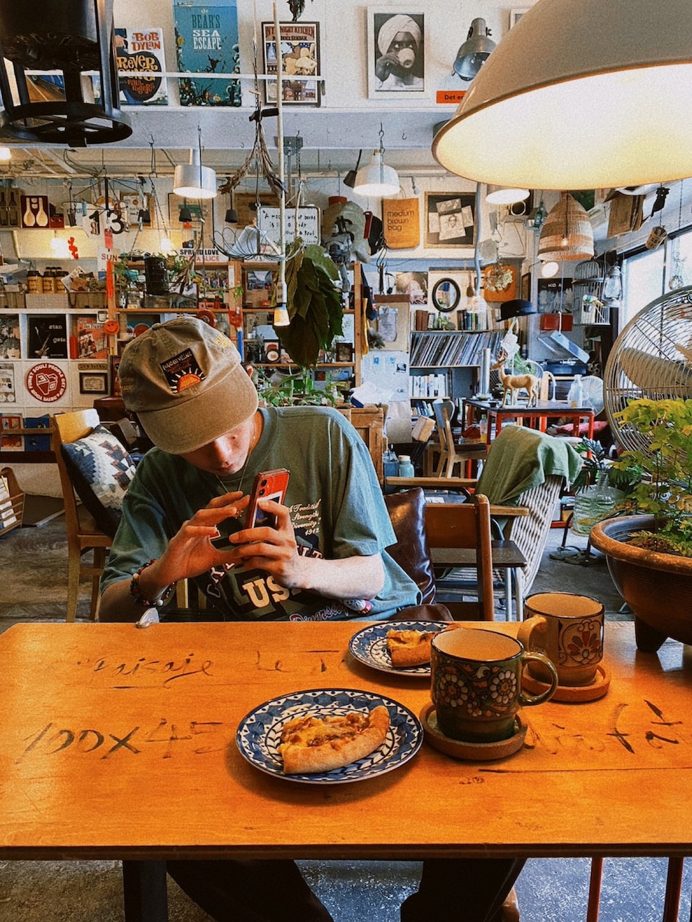 ブラウン系のスニーカーを着用したメンズの夏コーディネートの2枚目の写真