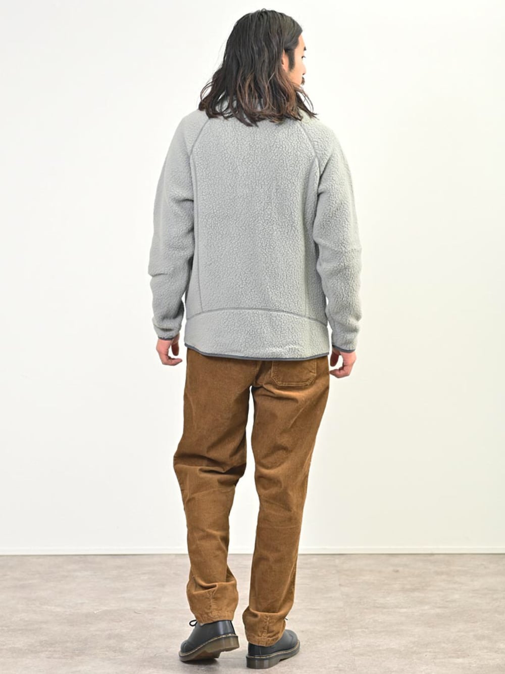 グレー系のノーカラージャケット、ブラウン系のその他パンツ、ブラック系のシューズを着用したメンズの冬コーディネートの3枚目の写真