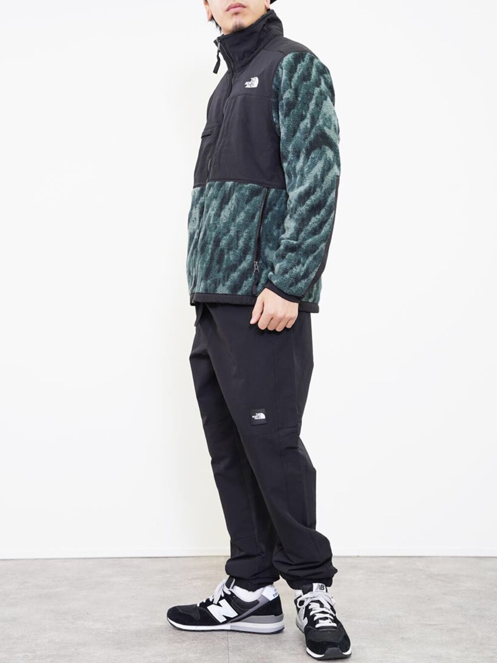 「大人カジュアル、カラーコーデ、スニーカーコーデ、カジュアルコーデ、シンプルコーデ、THE NORTH FACE、New Balance、休日スタイル」｜「THE NORTH FACEのTHE NORTH FACE (ザ・ノースフェイス) PRINTED DENALI 2 デナリジャケット（ブルゾン、グリーン系）」を使った、ROCKSTE【公式アカウント】さん（メンズ・170cm）の冬コーディネートの2枚目の写真