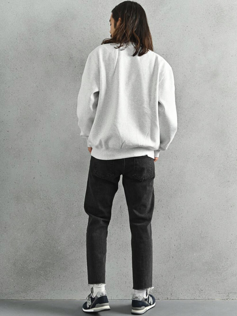 グレー系のスウェット、ブラック系のスニーカー、ホワイト系のその他を着用したメンズの春コーディネートの3枚目の写真