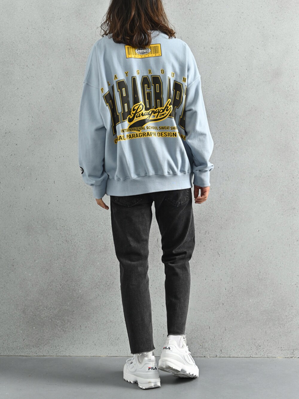 ブルー系のスウェット、ホワイト系のその他を着用したメンズの冬コーディネートの2枚目の写真