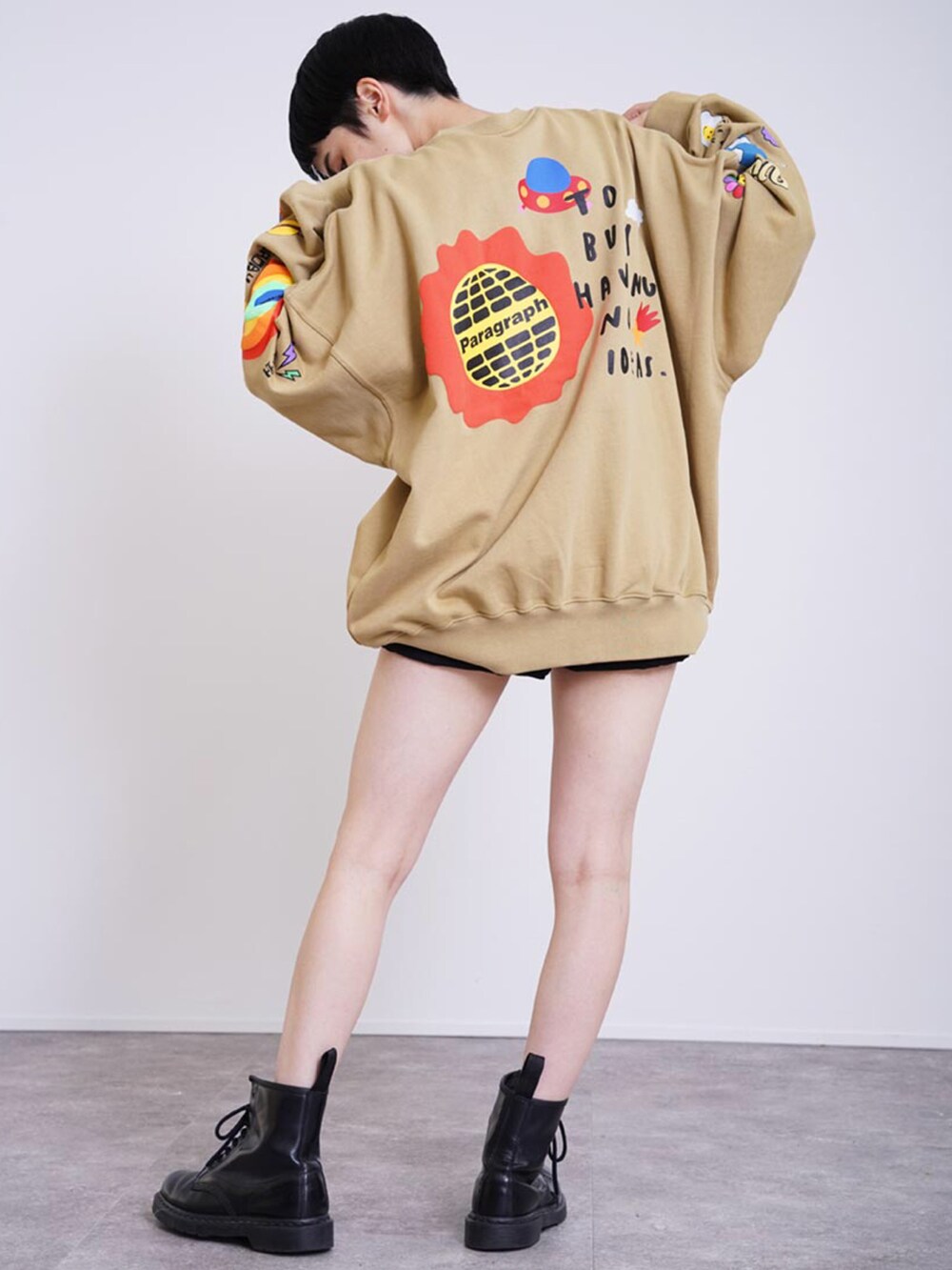 ベージュ系のスウェット、ホワイト系のその他を着用したレディースの冬コーディネートの3枚目の写真