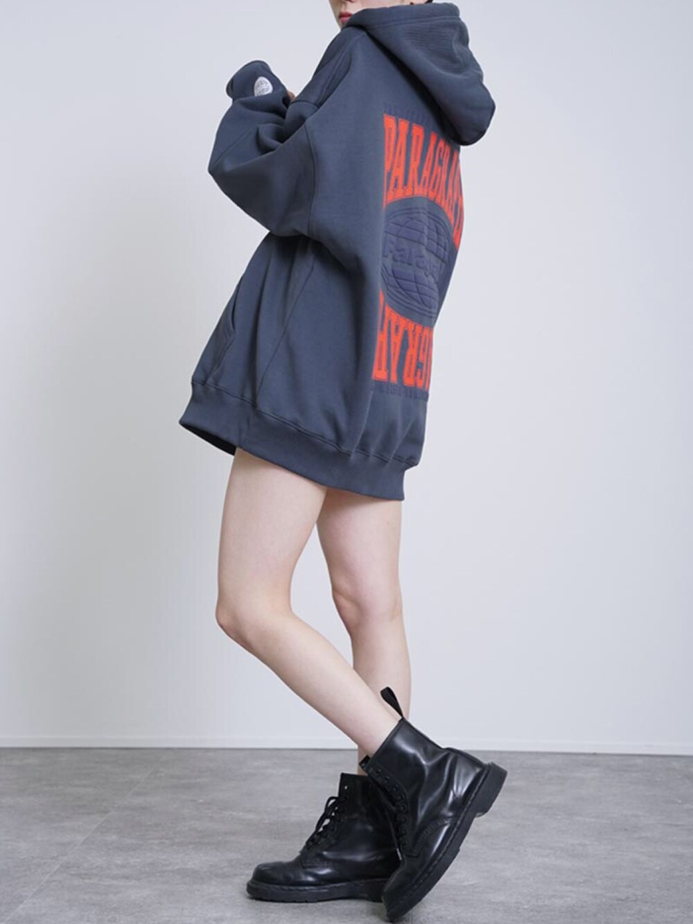 グレー系のパーカー、ホワイト系のその他を着用したレディースの秋コーディネートの2枚目の写真