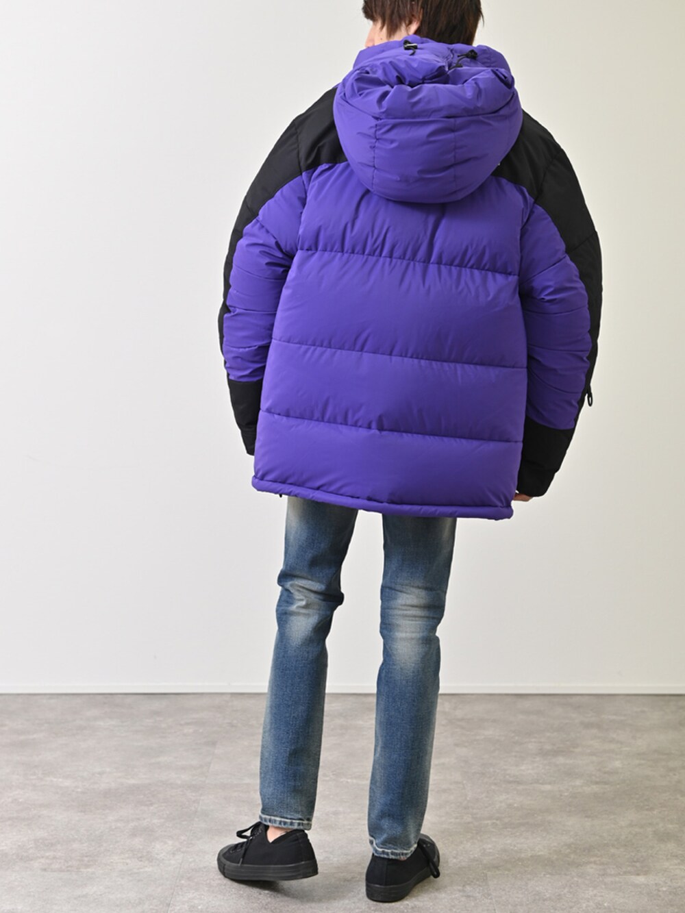 パープル系のダウンジャケット/コート、ホワイト系のその他を着用したメンズの冬コーディネートの3枚目の写真