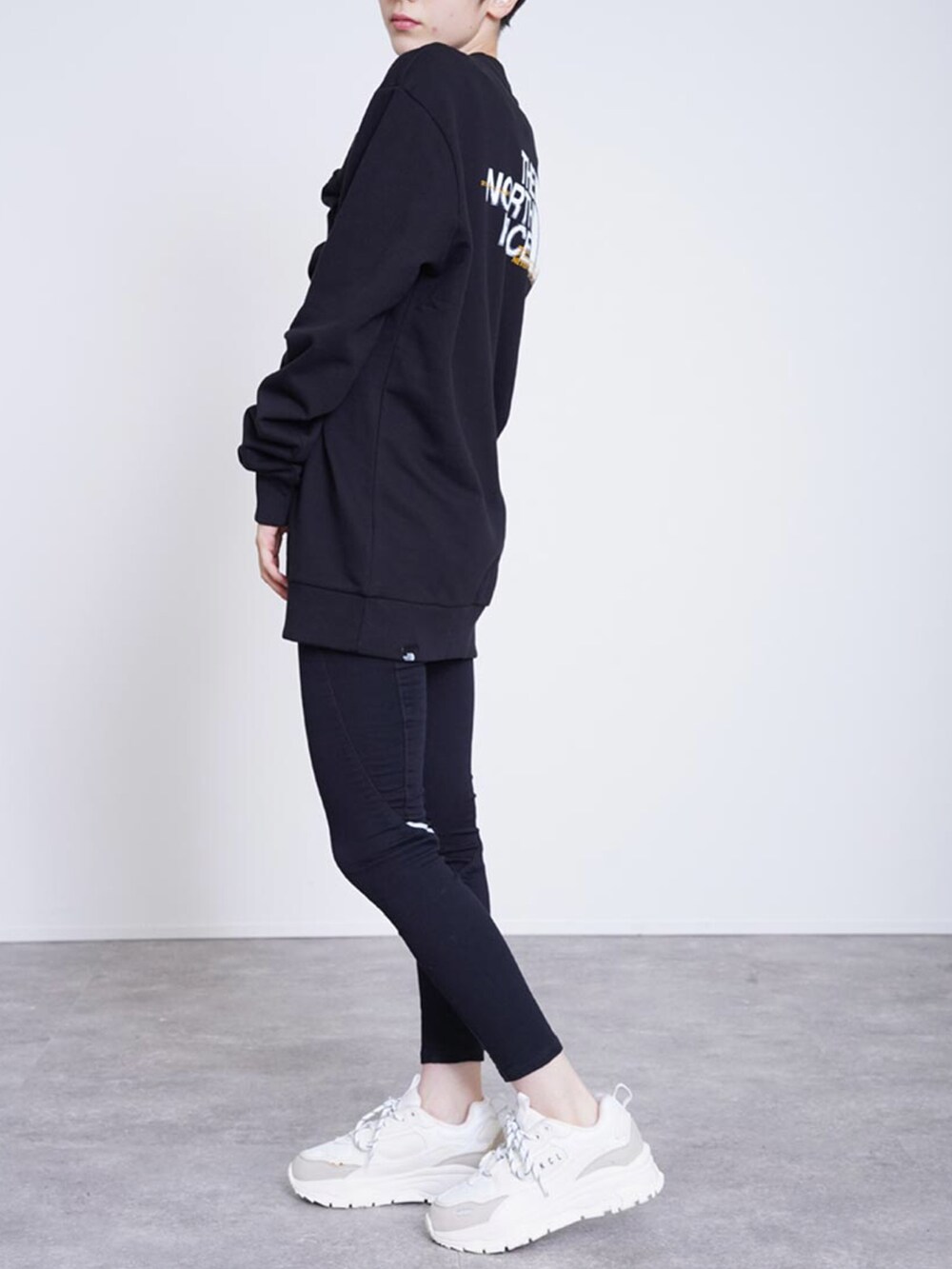 「THE NORTH FACE、ロゴスウェット、ブラック、モノトーンコーデ、スニーカーコーデ、シンプルコーデ、カジュアルコーデ、オトナカジュアル、冬コーデ」｜「THE NORTH FACEのTHE NORTH FACE(ザ・ノース・フェイス)裏起毛ロゴクルーネックトレーナー（スウェット、ブラック系）」を使った、ROCKSTE【公式アカウント】さん（レディース・158cm）の冬コーディネートの2枚目の写真