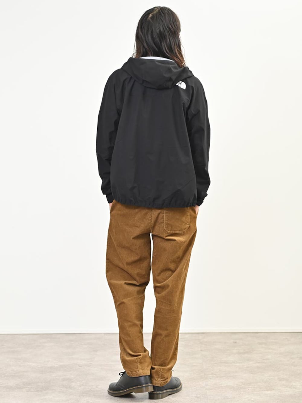 ブラック系のマウンテンパーカー、ブラウン系のその他パンツ、ブラック系のシューズを着用したメンズの春コーディネートの3枚目の写真