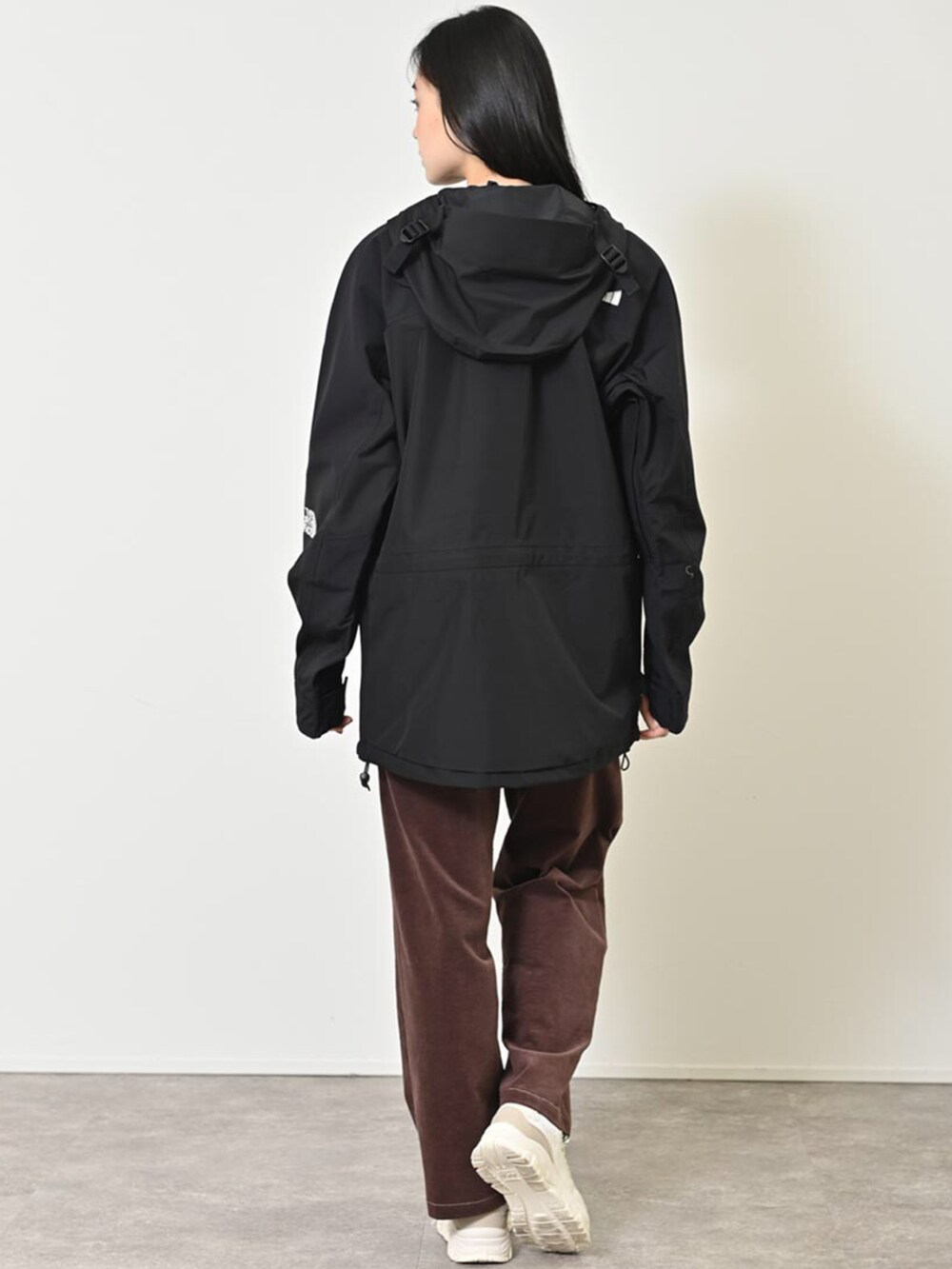 「春コーデ、カジュアル、パンツスタイル、カラーパンツ、メンズライク、ストリート、スニーカーコーデ、シンプルコーデ、ボーダー、THE NORTH FACE」｜「THE NORTH FACEのTHE NORTH FACE(ザ・ノース・フェイス) RTR MTN LT FL マウンテンパーカー（マウンテンパーカー、ブラック系）」を使った、ROCKSTE【公式アカウント】さん（レディース・168cm）の冬コーディネートの3枚目の写真