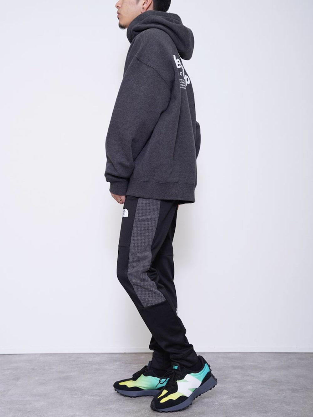 グレー系のパーカー、ブラック系のその他パンツ、ホワイト系のその他を着用したメンズの春コーディネートの2枚目の写真