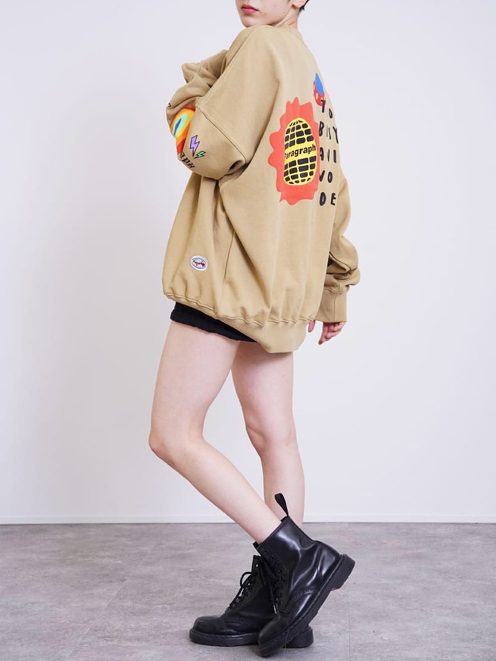 ベージュ系のスウェット、ホワイト系のその他を着用したレディースの冬コーディネートの2枚目の写真