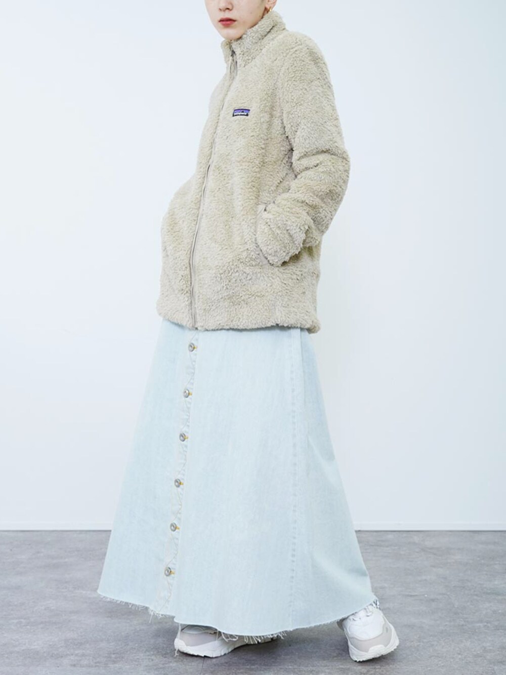 「カジュアルコーデ、あったかコーデ、シンプルコーデ、スニーカーコーデ、patagonia、休日スタイル」｜「patagoniaのPatagonia(パタゴニア) LOS GATOS ロス・ガトス フリースジャケット（ブルゾン、ベージュ系）」を使った、ROCKSTE【公式アカウント】さん（レディース・158cm）の冬コーディネートの2枚目の写真