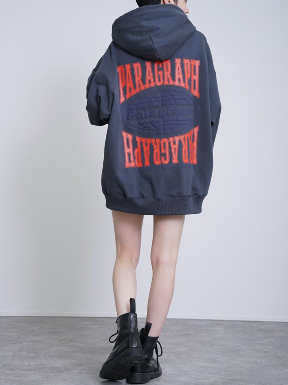 グレー系のパーカー、ホワイト系のその他を着用したレディースの秋コーディネートの3枚目の写真