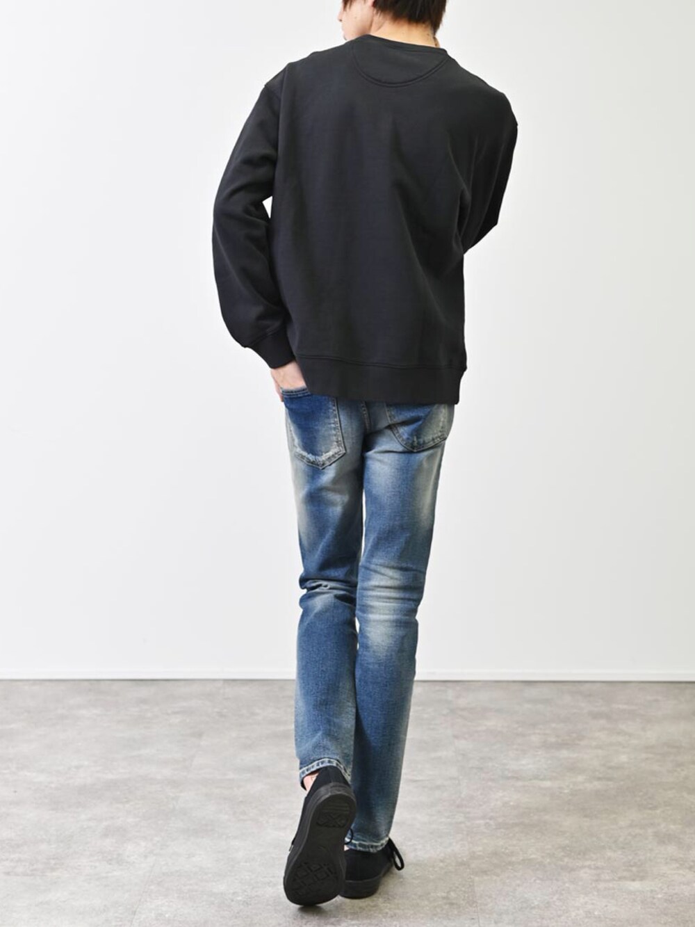 ブラック系のスウェット、ホワイト系のその他を着用したメンズの冬コーディネートの3枚目の写真