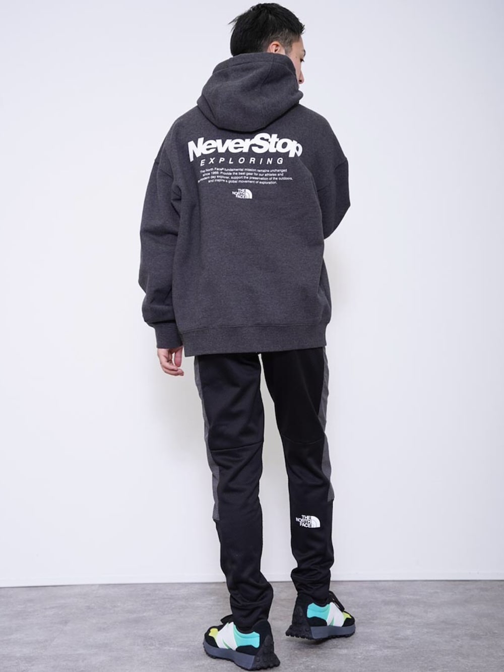 グレー系のパーカー、ブラック系のその他パンツ、ホワイト系のその他を着用したメンズの春コーディネートの3枚目の写真