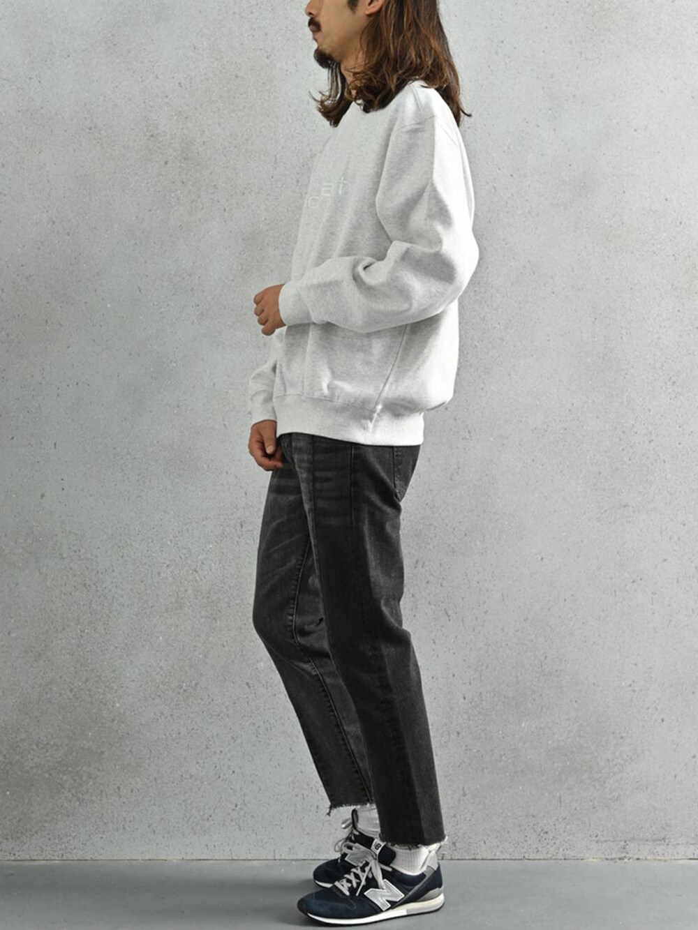 グレー系のスウェット、ブラック系のスニーカー、ホワイト系のその他を着用したメンズの春コーディネートの2枚目の写真