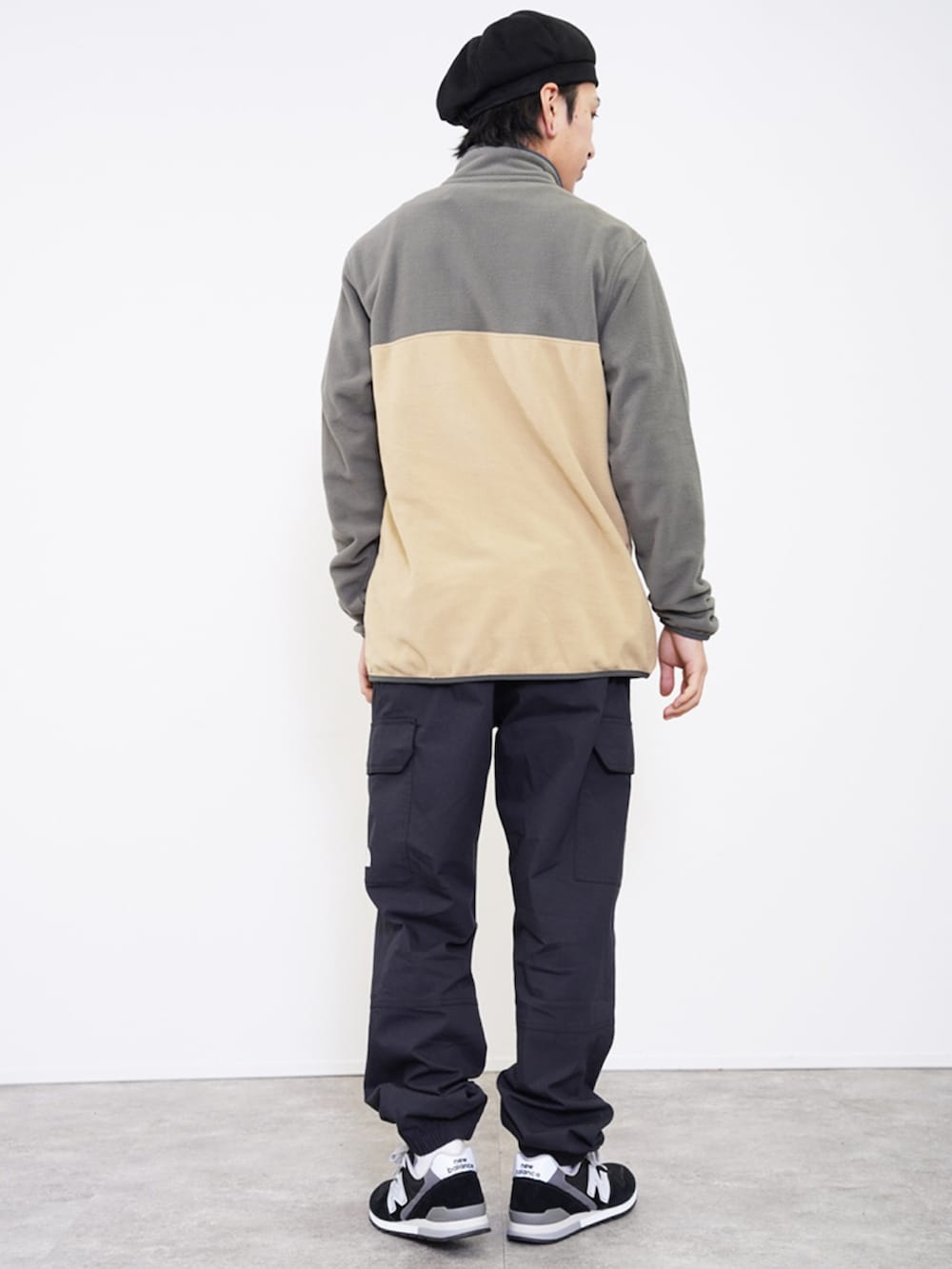 ブラック系のカーゴパンツ、グリーン系のノーカラージャケット、ブラック系のスニーカーを着用したメンズの冬コーディネートの3枚目の写真