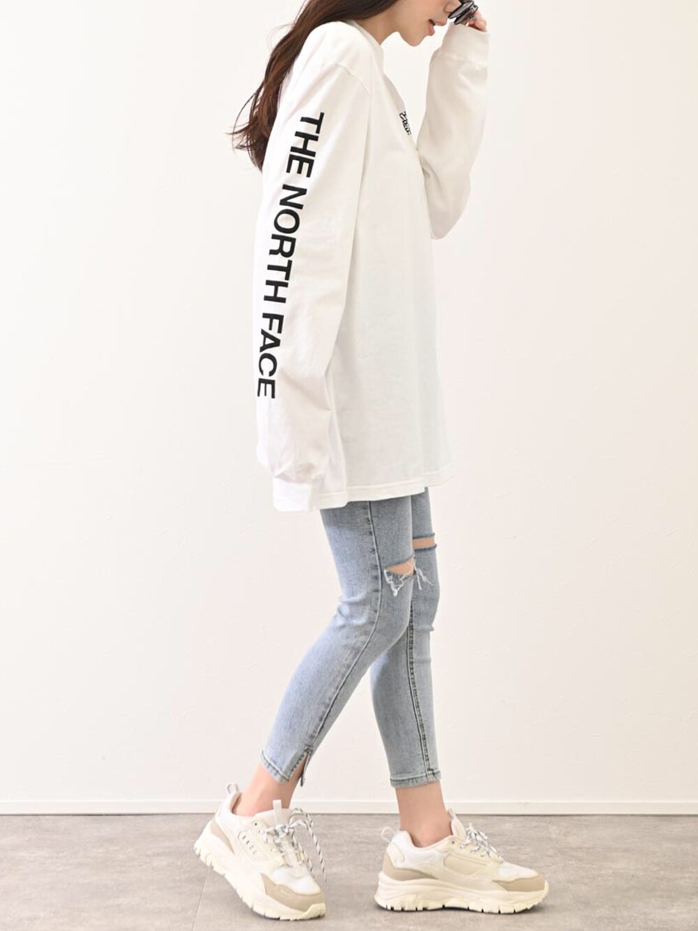 ホワイト系のTシャツ/カットソー、ホワイト系のスニーカー、ホワイト系のその他を着用したレディースの春コーディネートの2枚目の写真