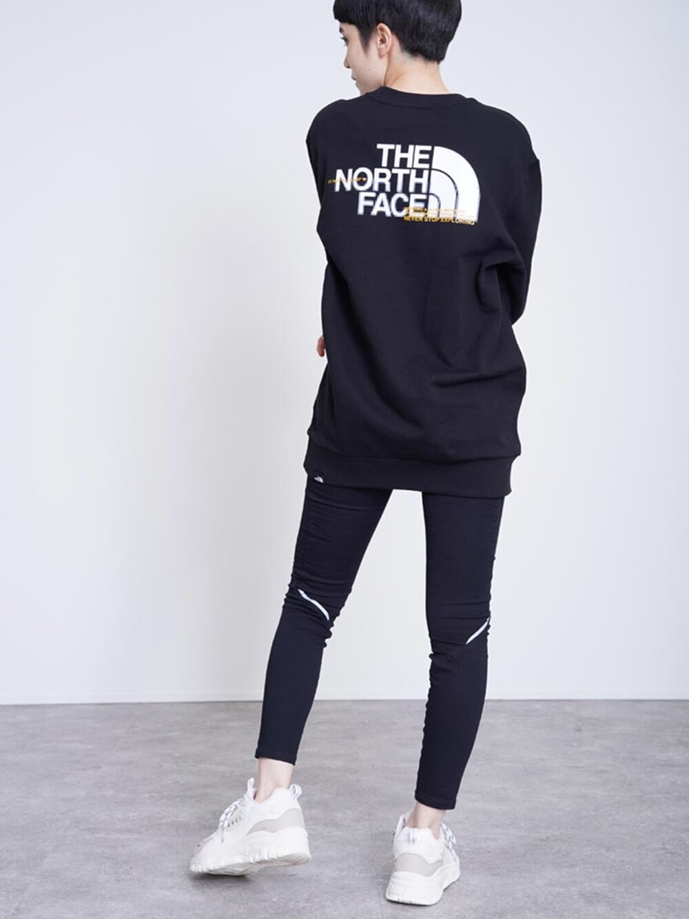 「THE NORTH FACE、ロゴスウェット、ブラック、モノトーンコーデ、スニーカーコーデ、シンプルコーデ、カジュアルコーデ、オトナカジュアル、冬コーデ」｜「THE NORTH FACEのTHE NORTH FACE(ザ・ノース・フェイス)裏起毛ロゴクルーネックトレーナー（スウェット、ブラック系）」を使った、ROCKSTE【公式アカウント】さん（レディース・158cm）の冬コーディネートの3枚目の写真