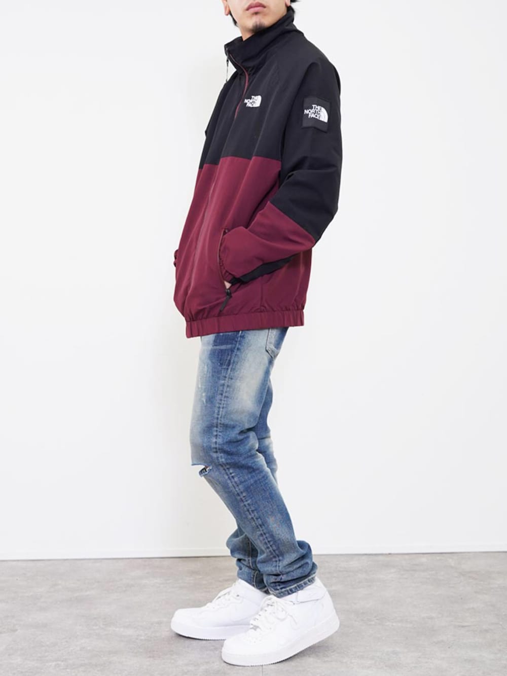 レッド系のナイロンジャケット、ホワイト系のその他を着用したメンズの冬コーディネートの2枚目の写真