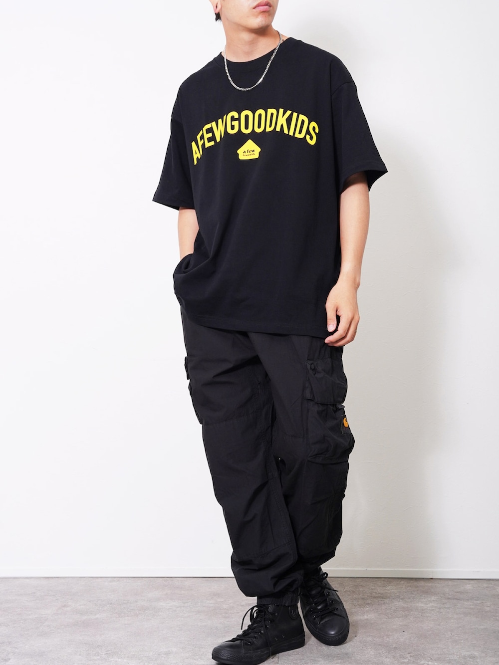ブラック系のTシャツ/カットソー、ブラック系のカーゴパンツ、ホワイト系のその他を着用したメンズの夏コーディネートの2枚目の写真