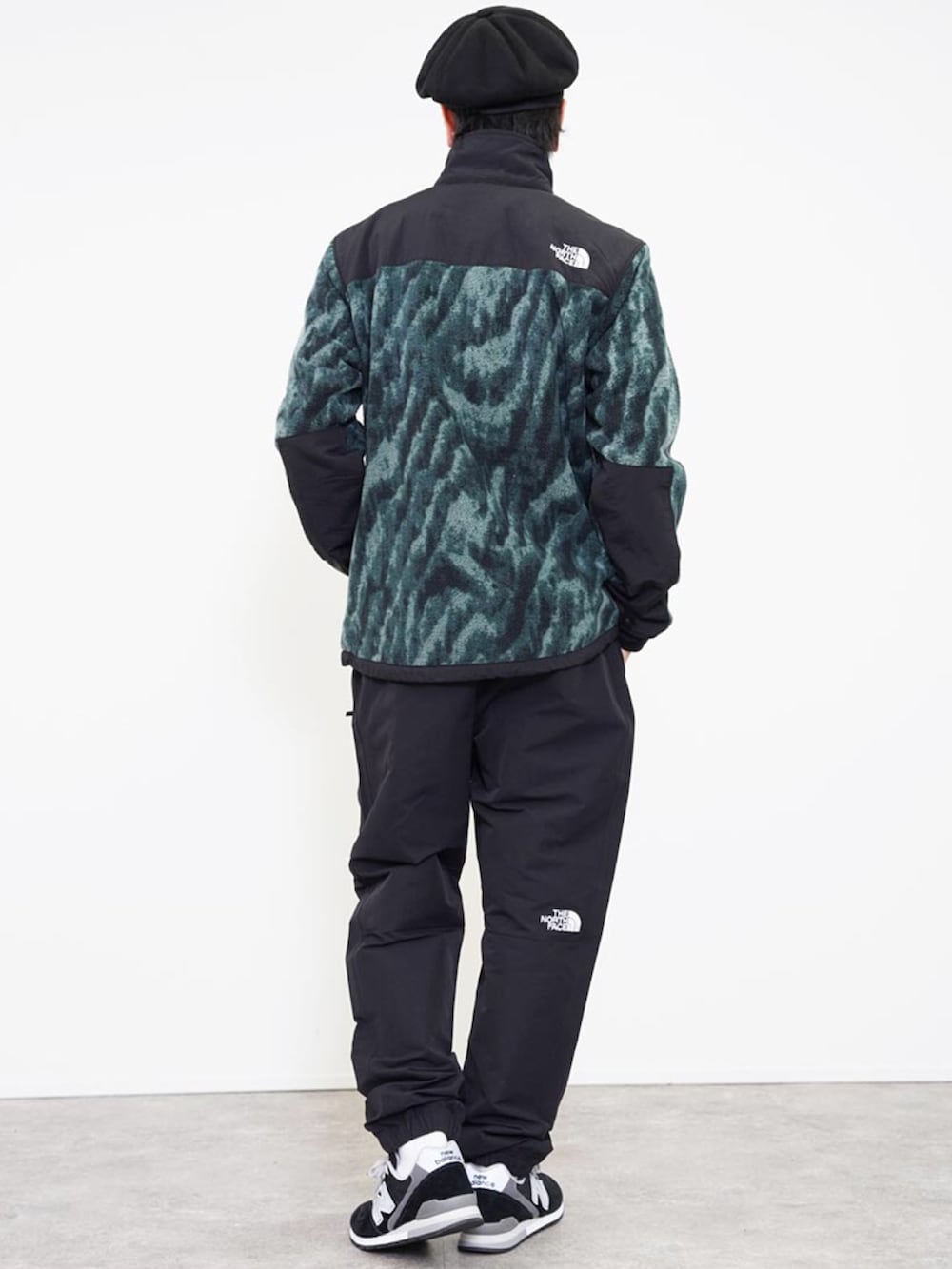 「大人カジュアル、カラーコーデ、スニーカーコーデ、カジュアルコーデ、シンプルコーデ、THE NORTH FACE、New Balance、休日スタイル」｜「THE NORTH FACEのTHE NORTH FACE (ザ・ノースフェイス) PRINTED DENALI 2 デナリジャケット（ブルゾン、グリーン系）」を使った、ROCKSTE【公式アカウント】さん（メンズ・170cm）の冬コーディネートの3枚目の写真