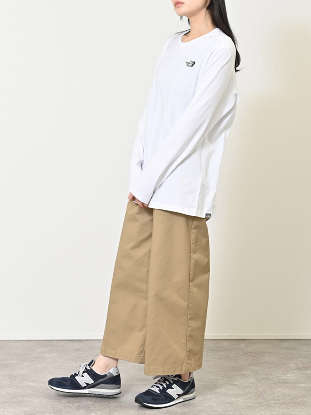 ホワイト系のTシャツ/カットソー、ブラック系のスニーカー、ホワイト系のその他を着用したレディースの春コーディネートの2枚目の写真