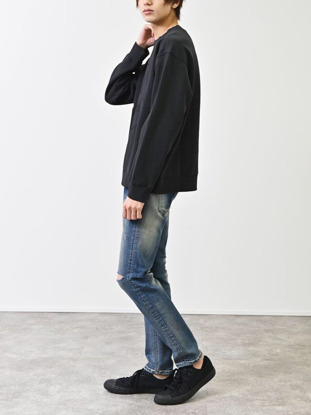 ブラック系のスウェット、ホワイト系のその他を着用したメンズの冬コーディネートの2枚目の写真