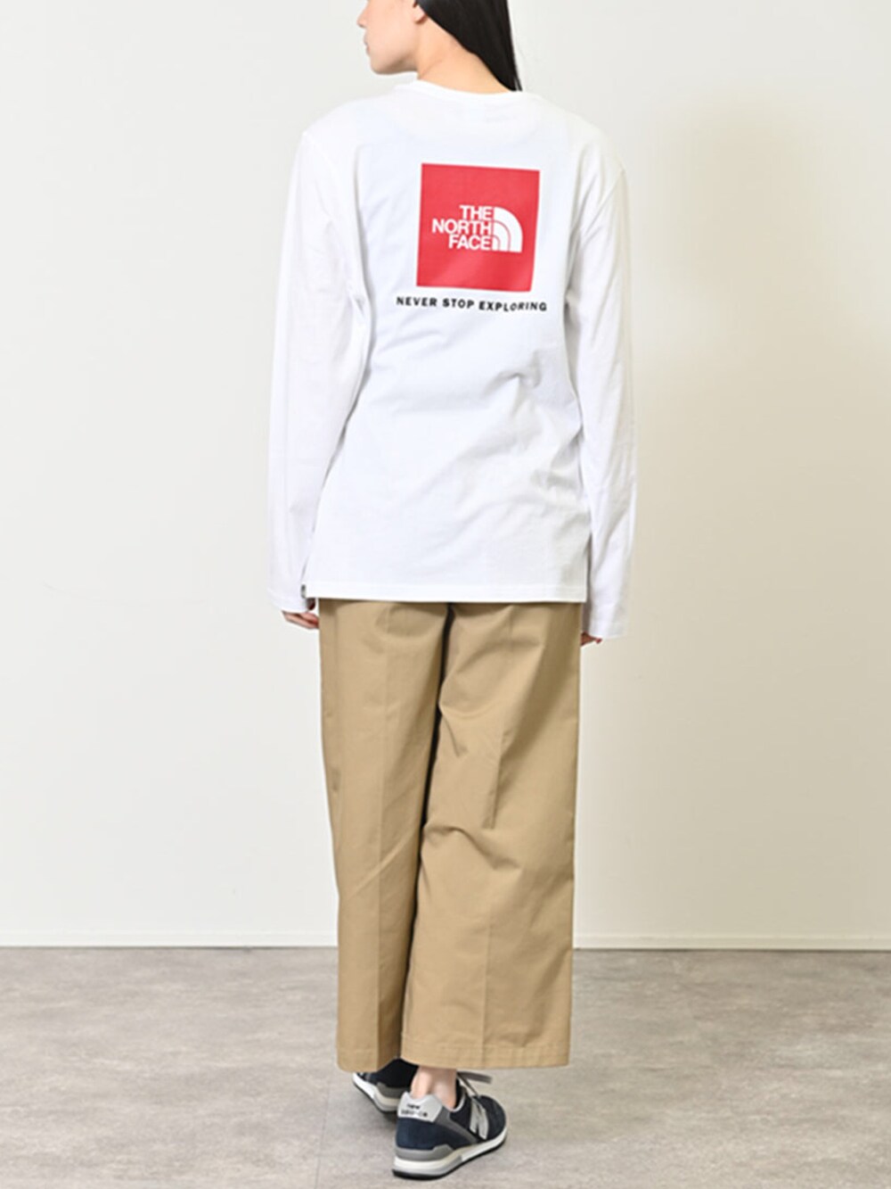 ホワイト系のTシャツ/カットソー、ブラック系のスニーカー、ホワイト系のその他を着用したレディースの春コーディネートの3枚目の写真