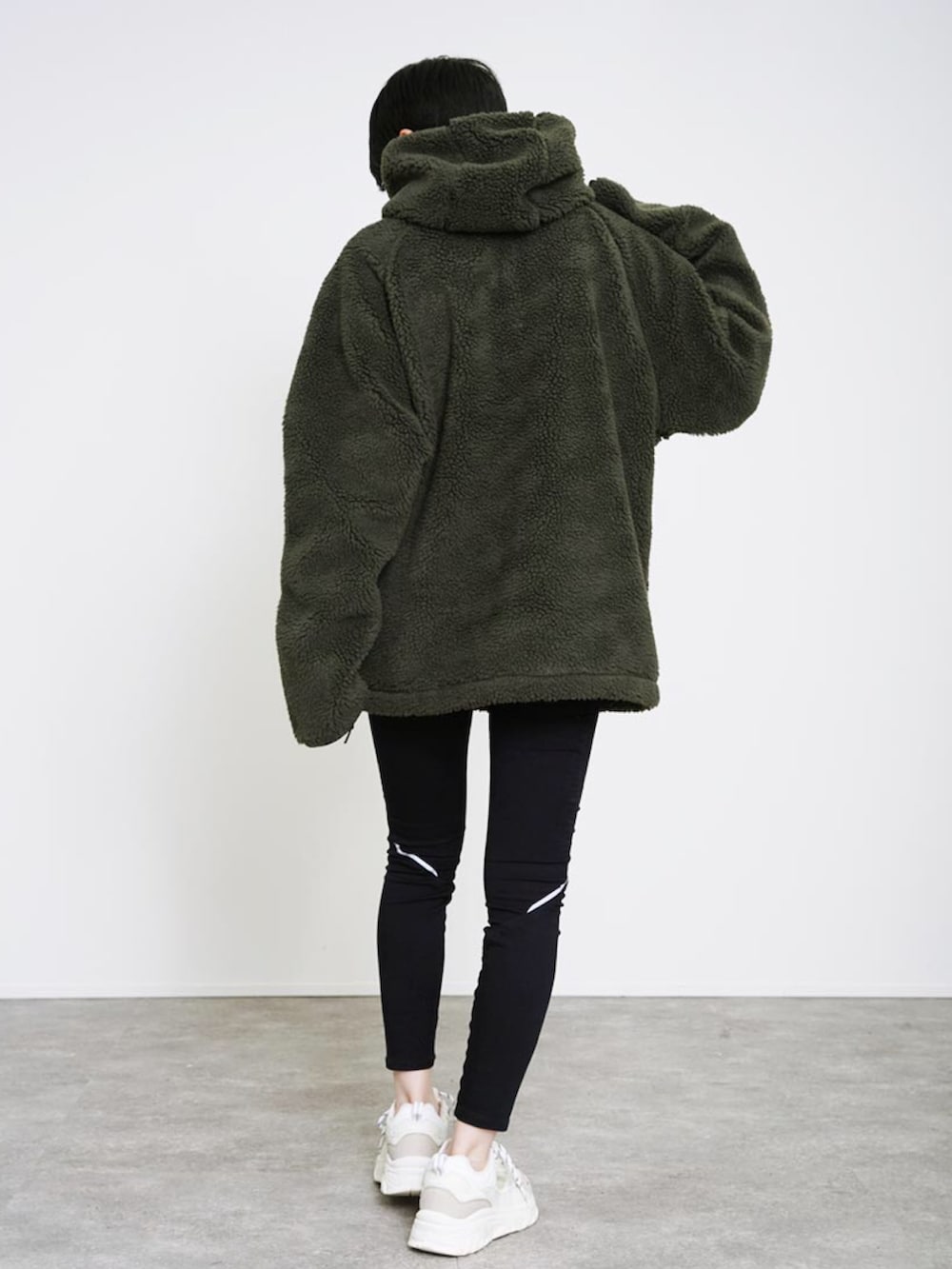 グリーン系のパーカー、ホワイト系のスニーカー、ホワイト系のその他を着用したレディースの冬コーディネートの3枚目の写真