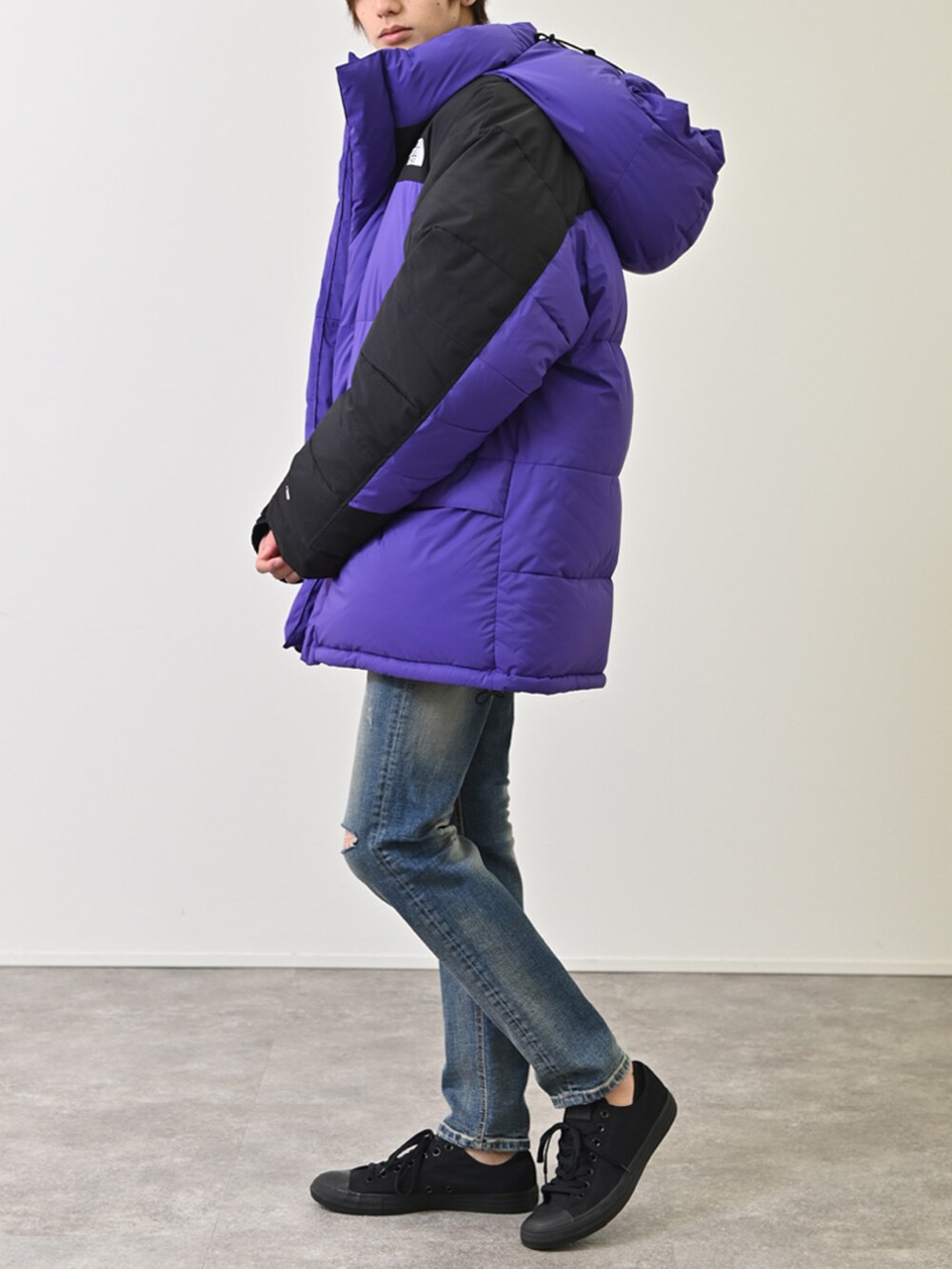 パープル系のダウンジャケット/コート、ホワイト系のその他を着用したメンズの冬コーディネートの2枚目の写真