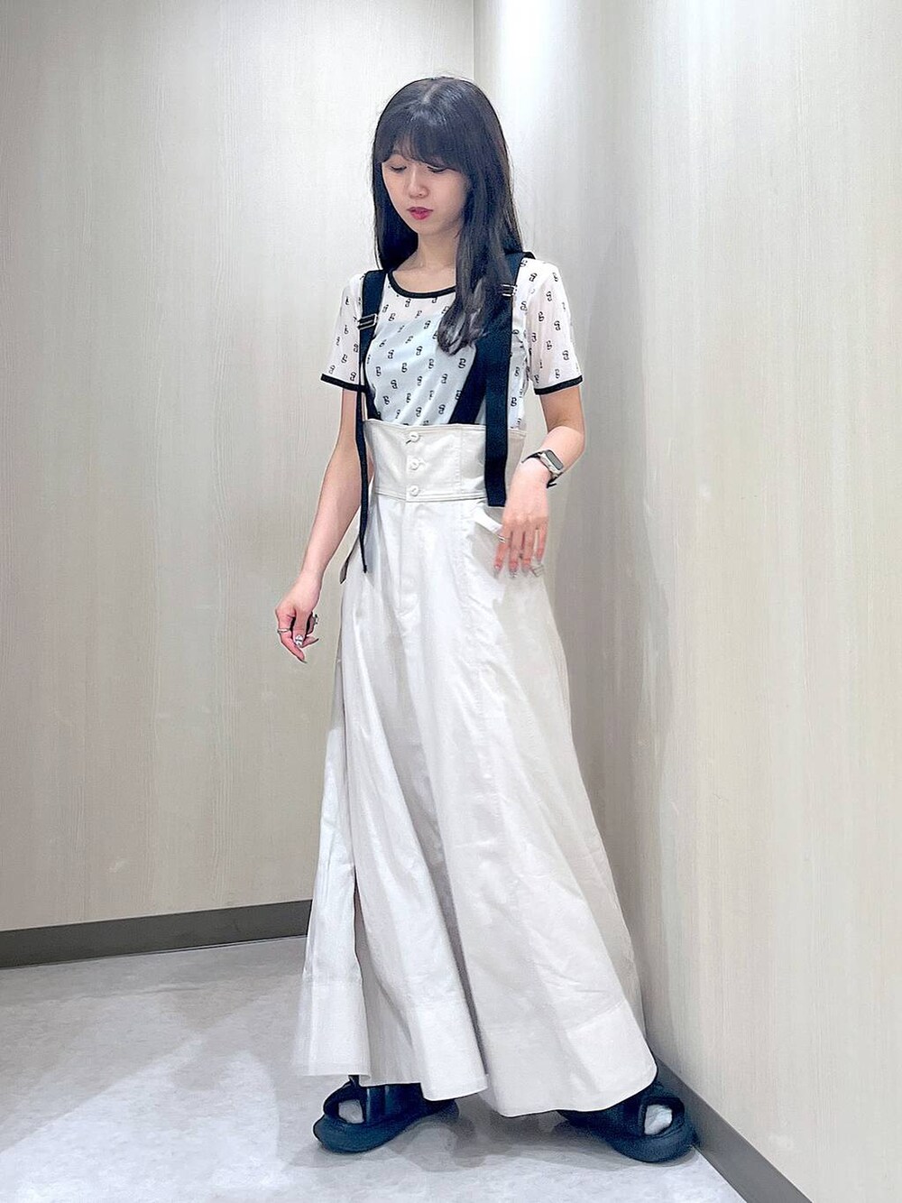 ベージュ系のスカート、ホワイト系のTシャツ/カットソーを着用したレディースの夏コーディネートの4枚目の写真