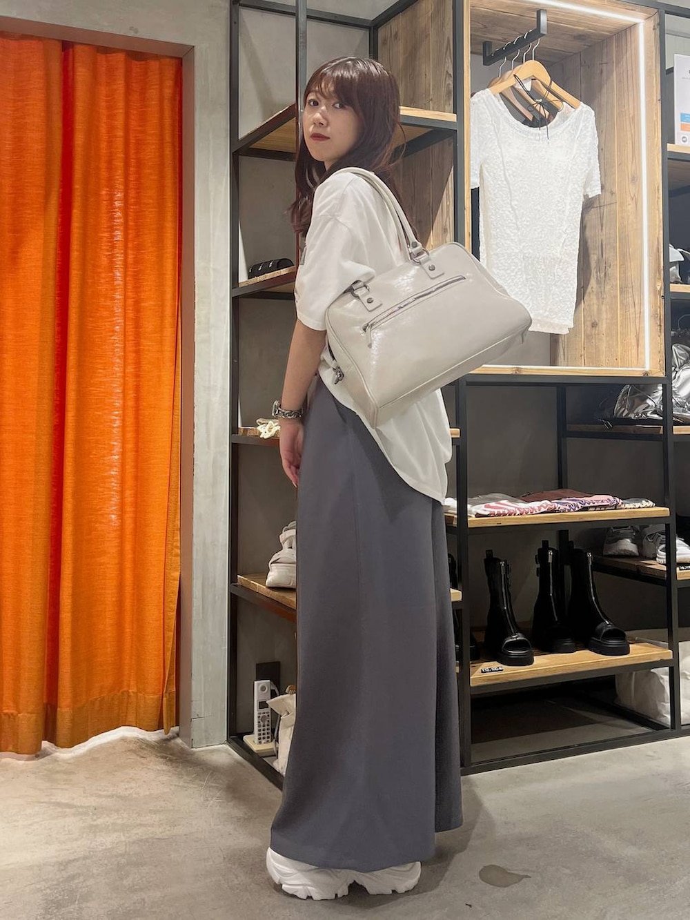 「着痩せ・細見え、ヘルシー、カジュアル、Tシャツ、春夏コーデ、夏コーデ、スラックス、ベルト、スニーカー、バッグ、ボストンバッグ、ネックレス」|「PAGEBOYのプラットチャンキースニーカー(スニーカー、ホワイト系)」を使った、きゃぷさん(レディース・157cm)の春コーディネートの2枚目の写真