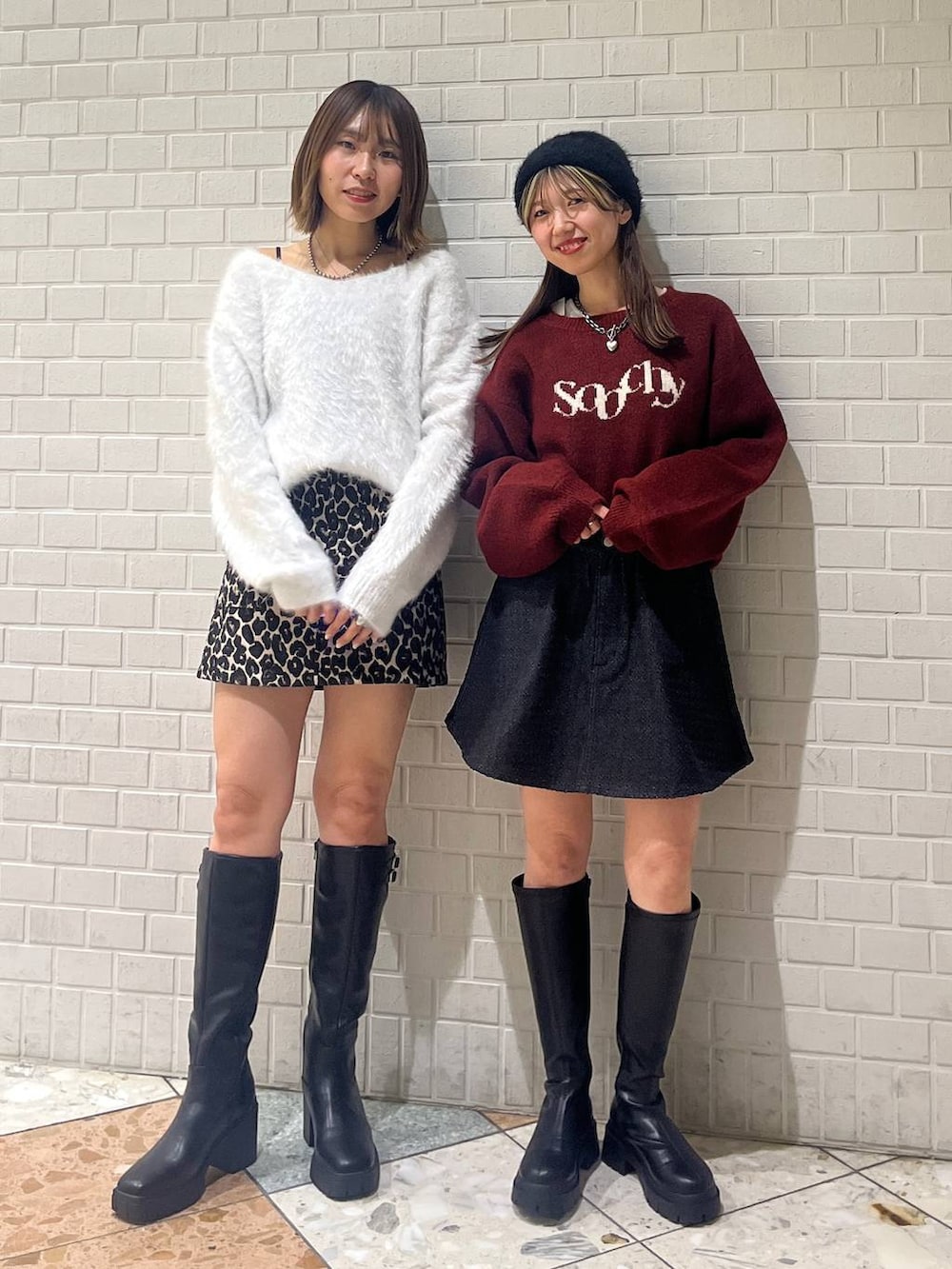 ブラック系のブーツ、ブラック系のブーツ、ブラウン系のスカートを着用したレディースの冬コーディネートの5枚目の写真