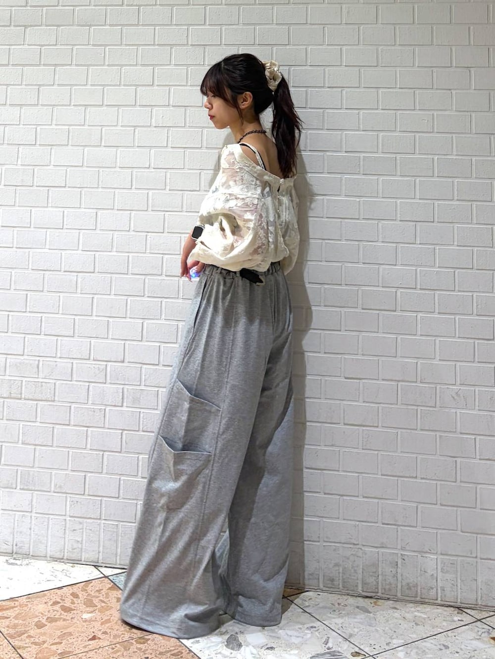 グレー系のスウェットパンツ、ホワイト系のシャツ/ブラウス、ブラック系のベルトを着用したレディースの夏コーディネートの6枚目の写真