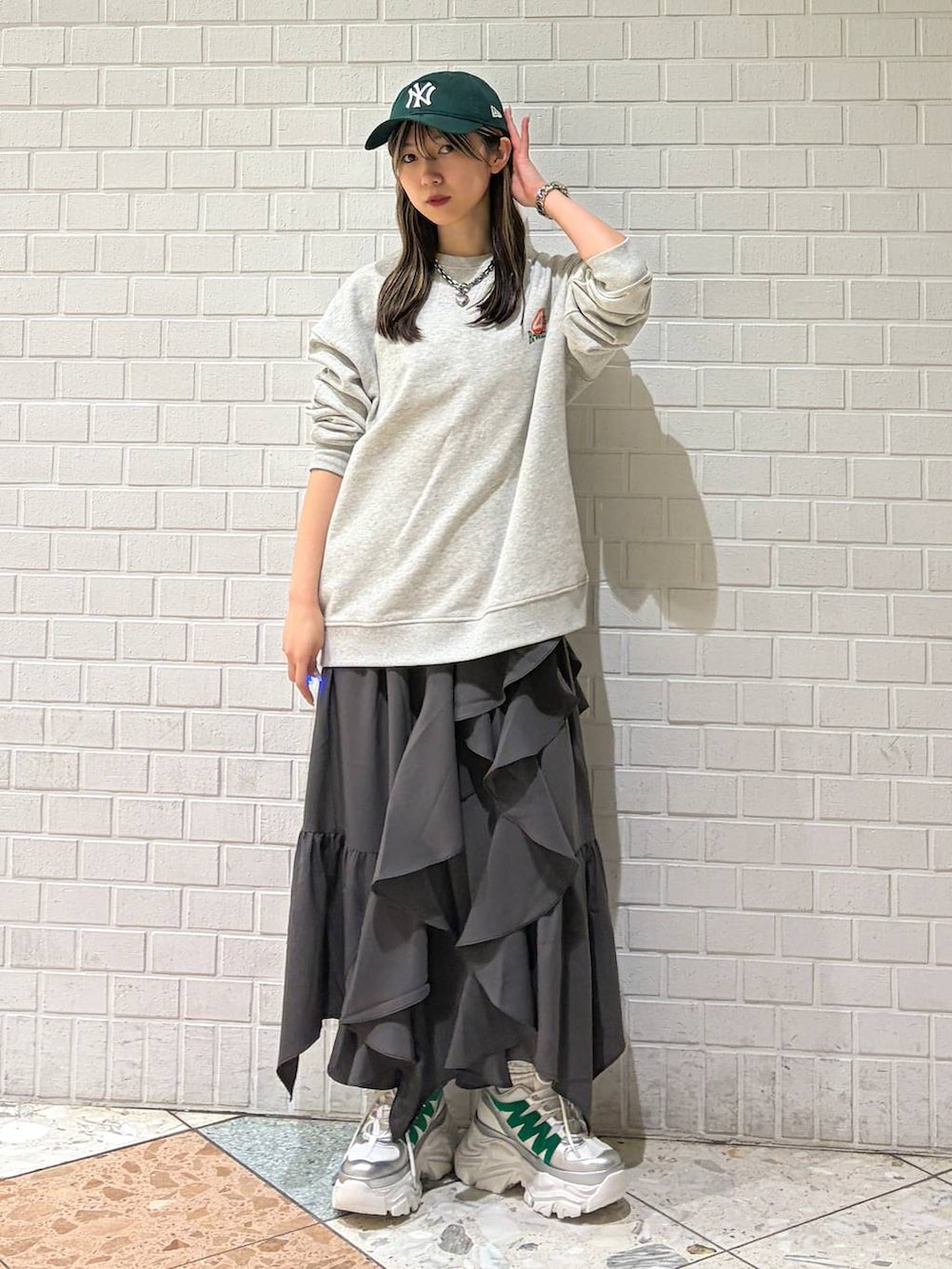 ホワイト系のスニーカー、グレー系のスカート、グレー系のスウェットを着用したレディースの春コーディネートの7枚目の写真