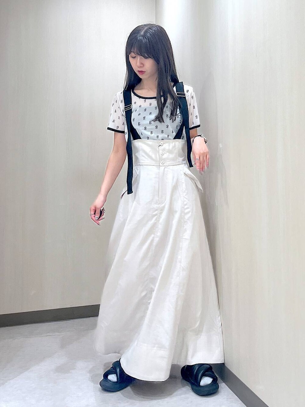 ベージュ系のスカート、ホワイト系のTシャツ/カットソーを着用したレディースの夏コーディネートの3枚目の写真