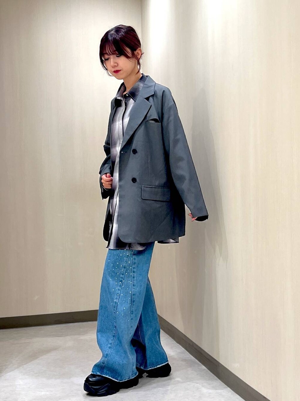 ブルー系のデニムパンツ、グレー系のシャツ/ブラウス、グレー系のテーラードジャケットを着用したレディースの秋コーディネートの2枚目の写真