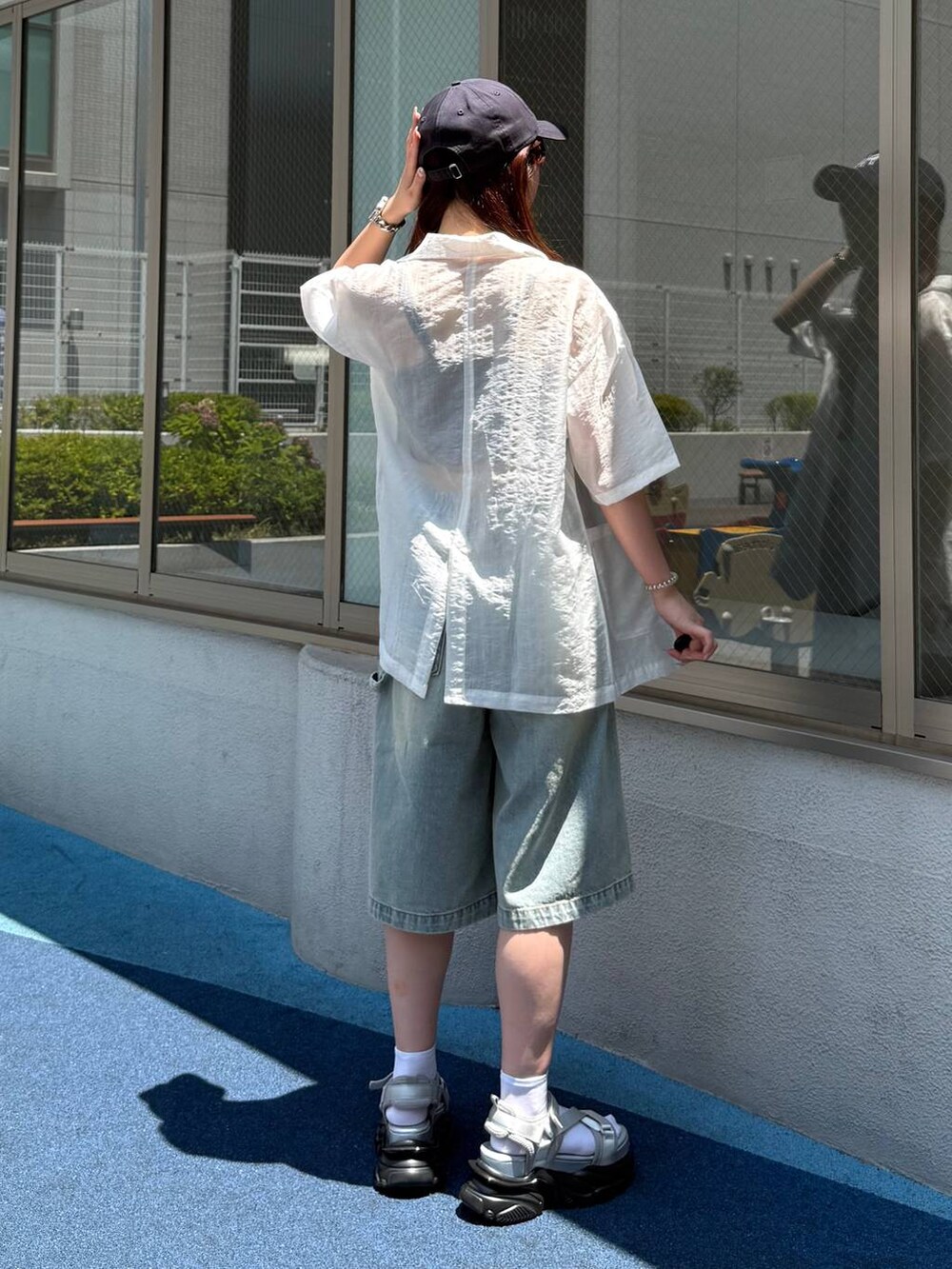 ホワイト系のテーラードジャケット、ブルー系のその他パンツ、グレー系のサンダルを着用したレディースの夏コーディネートの3枚目の写真