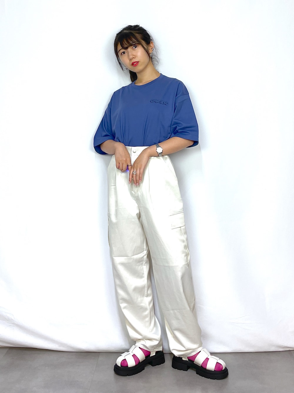 ブルー系のTシャツ/カットソー、ホワイト系のカーゴパンツ、ホワイト系のサンダルを着用したレディースの夏コーディネートの2枚目の写真