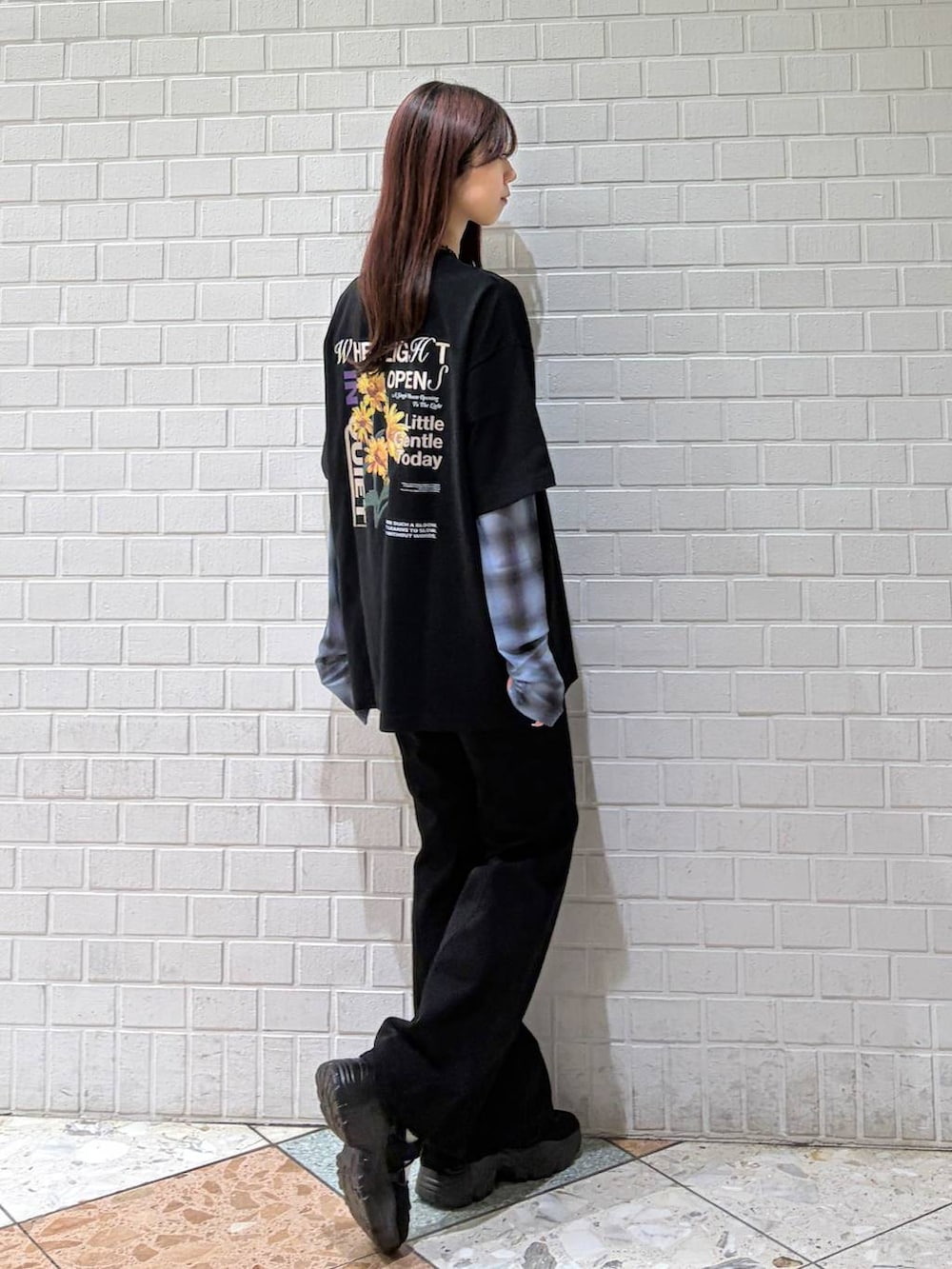 ブラック系のデニムパンツ、ブラック系のTシャツ/カットソー、ブルー系のTシャツ/カットソーを着用したレディースの夏コーディネートの8枚目の写真