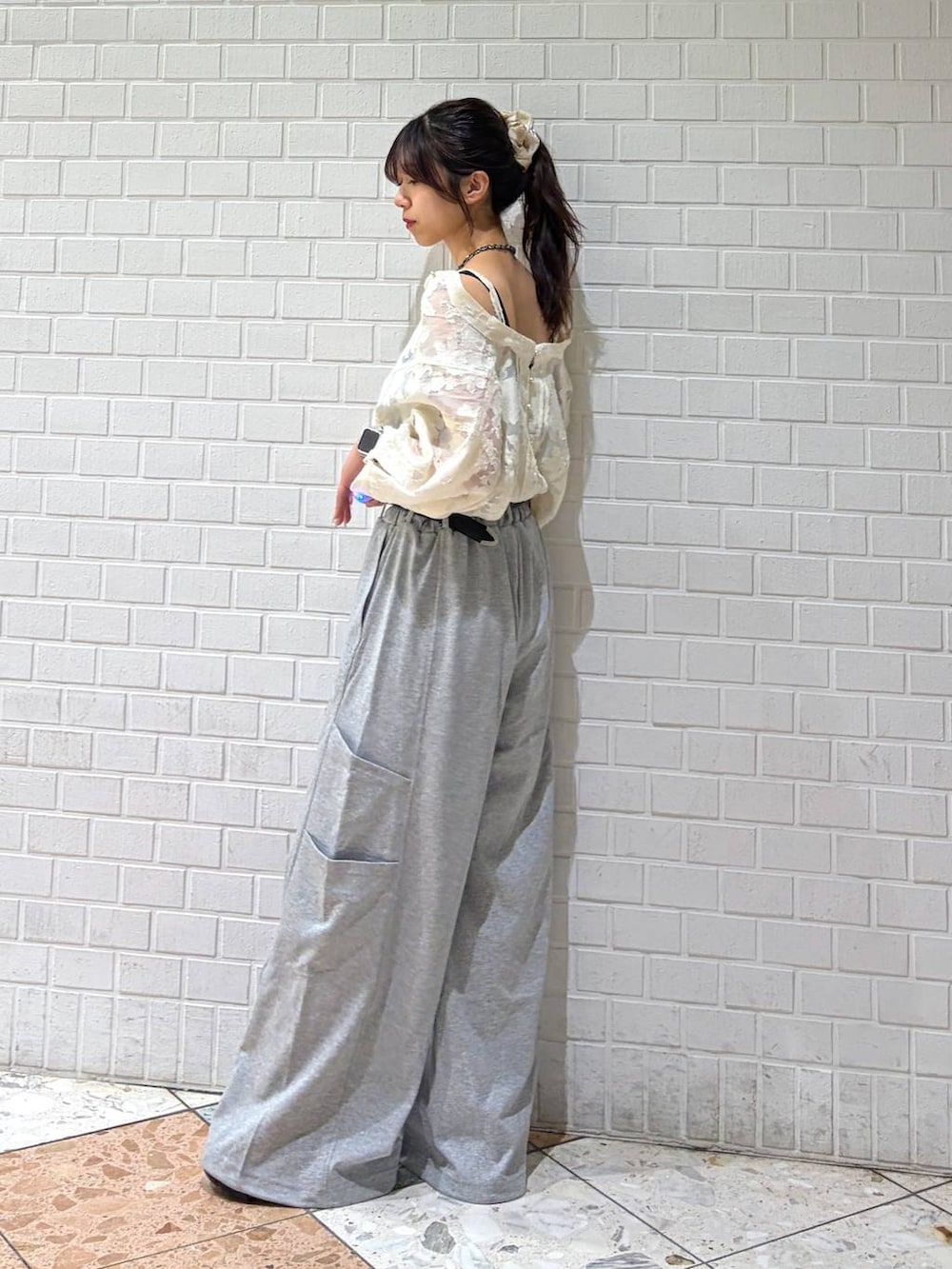 グレー系のスウェットパンツ、ホワイト系のシャツ/ブラウス、ブラック系のベルトを着用したレディースの夏コーディネートの2枚目の写真