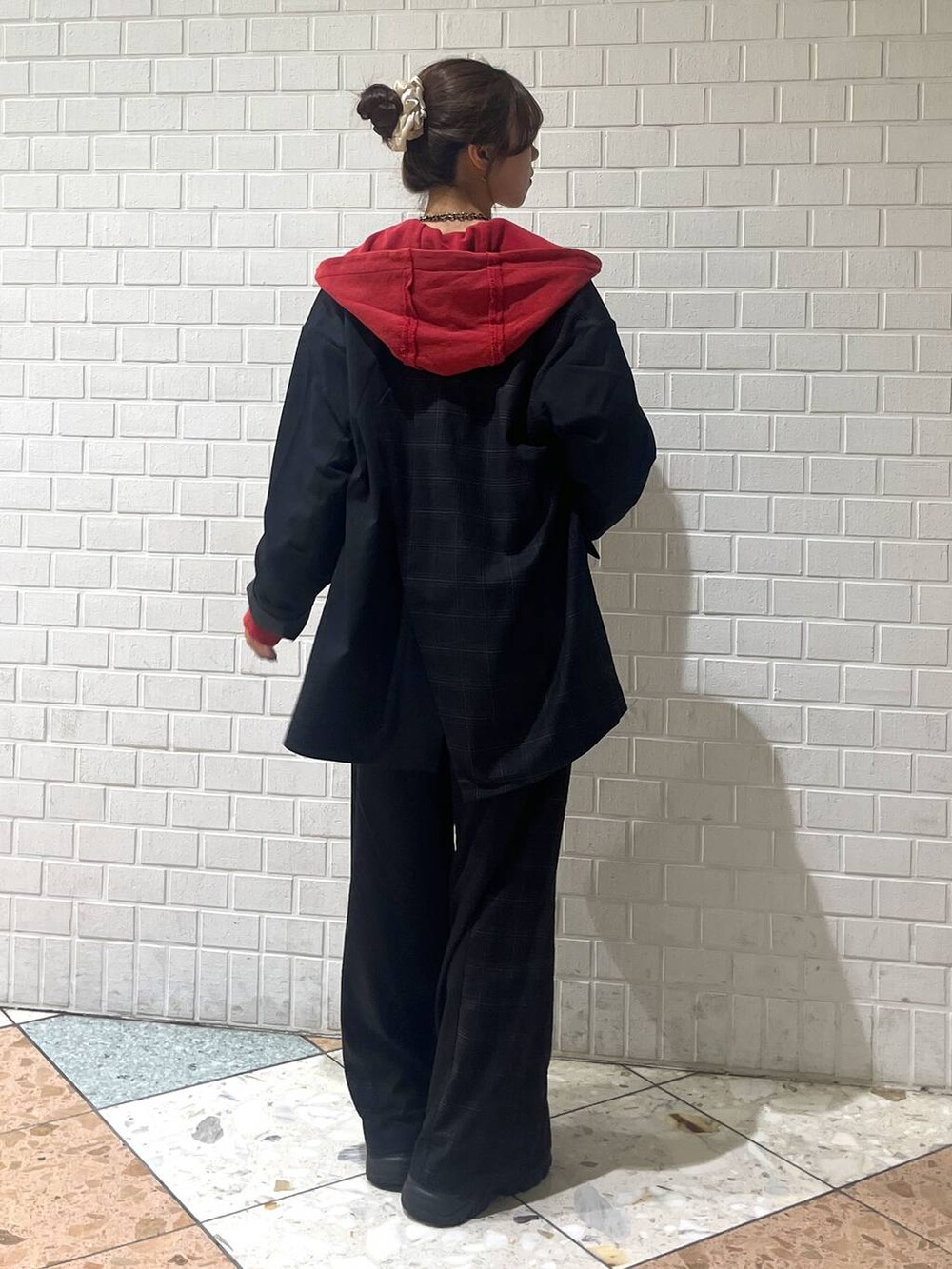 ブラック系のブーツ、グレー系のボストンバッグ、ブラック系のスラックスを着用したレディースの秋コーディネートの7枚目の写真