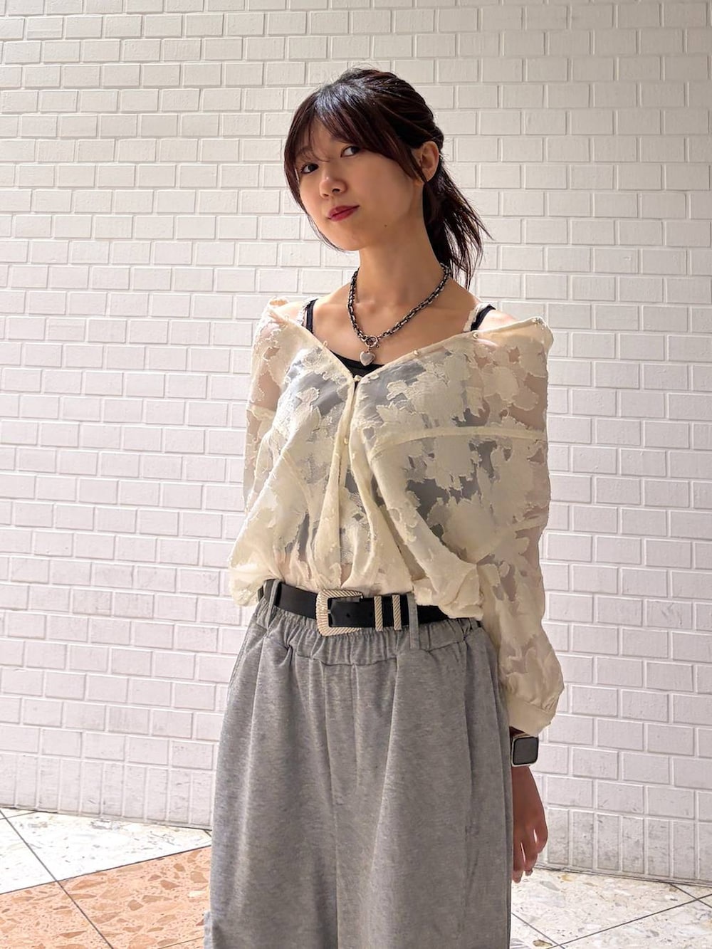 グレー系のスウェットパンツ、ホワイト系のシャツ/ブラウス、ブラック系のベルトを着用したレディースの夏コーディネートの4枚目の写真