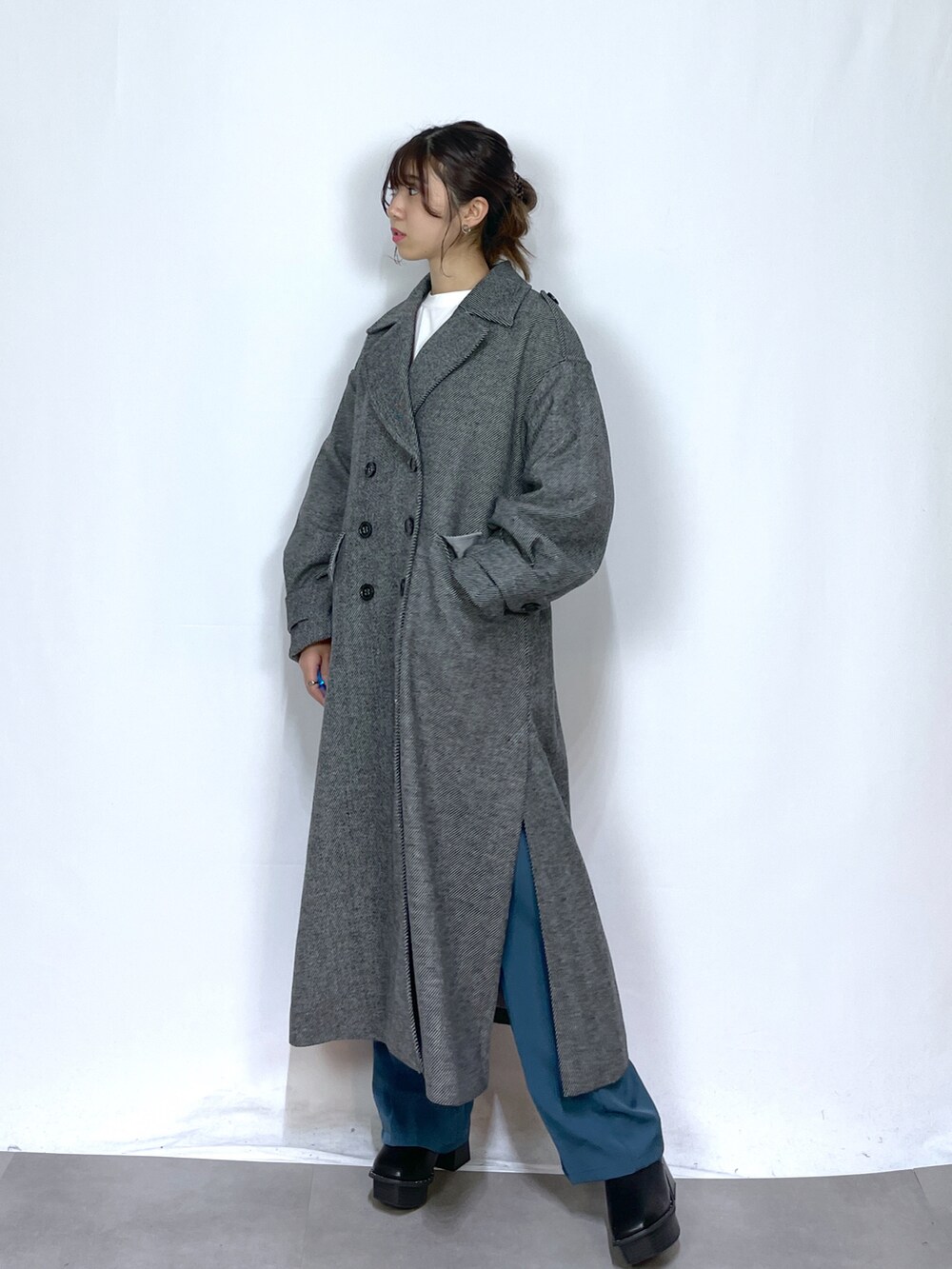 ブラック系のその他アウター、ホワイト系のTシャツ/カットソー、ブラック系のブーツを着用したレディースの冬コーディネートの2枚目の写真