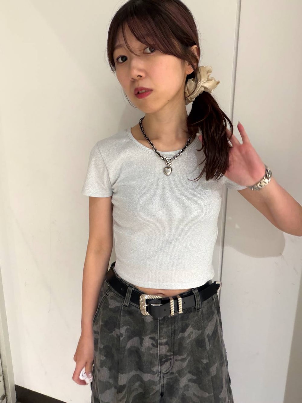 その他のカーゴパンツ、ホワイト系のTシャツ/カットソー、ブラック系のベルトを着用したレディースの春コーディネートの4枚目の写真