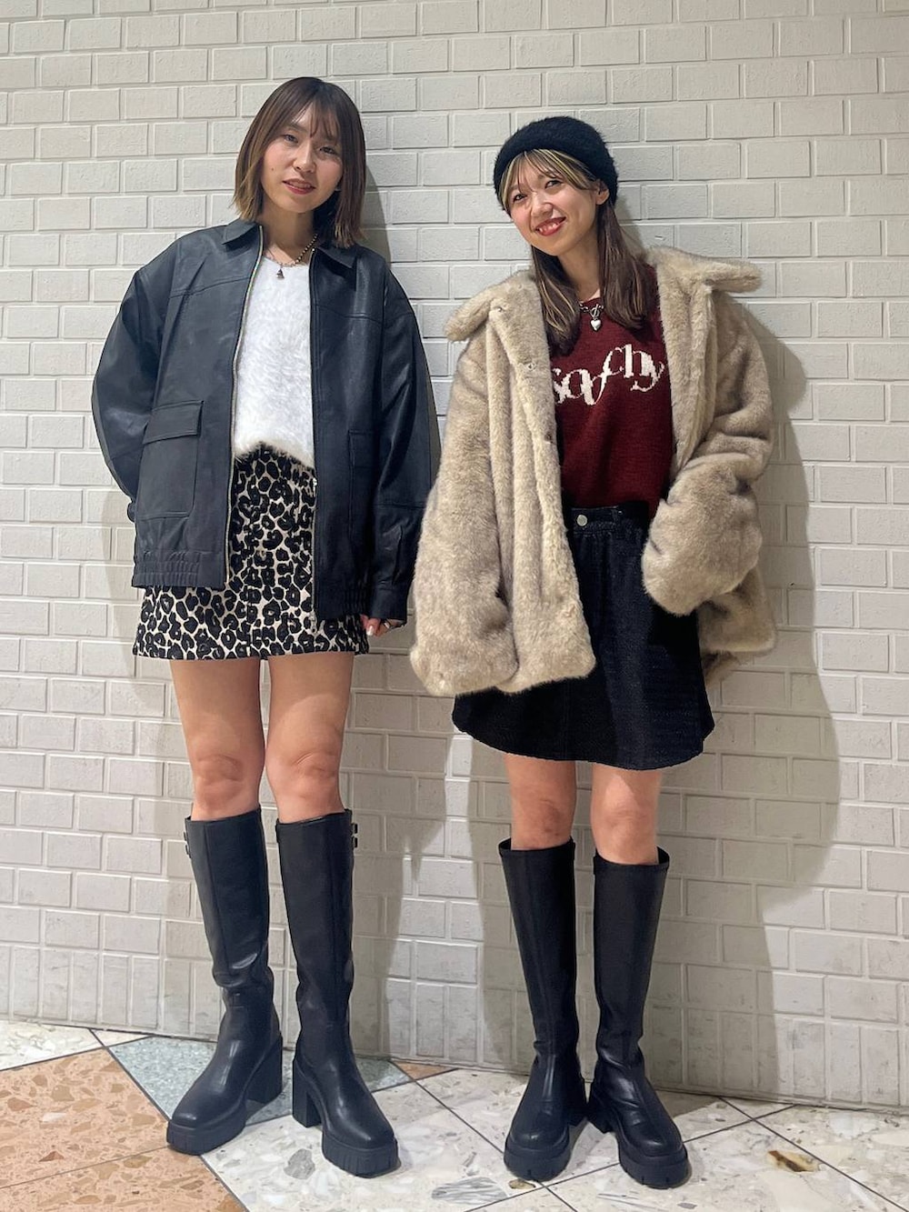 ブラック系のブーツ、ブラック系のブーツ、ブラウン系のスカートを着用したレディースの冬コーディネートの4枚目の写真