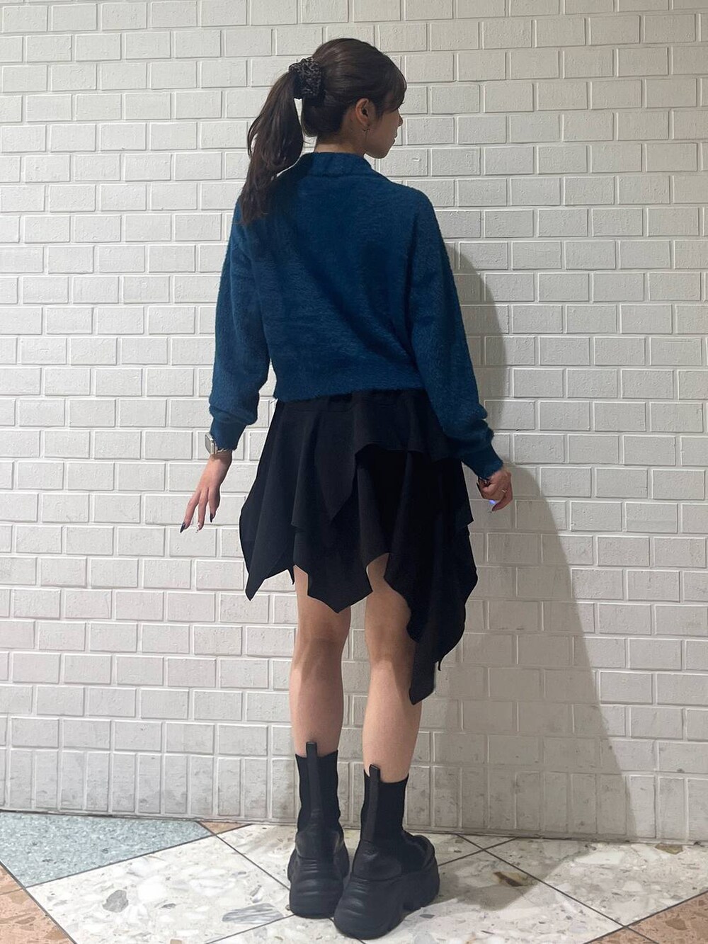 ブラック系のブーツ、ブラック系のベルトを着用したレディースの秋コーディネートの3枚目の写真