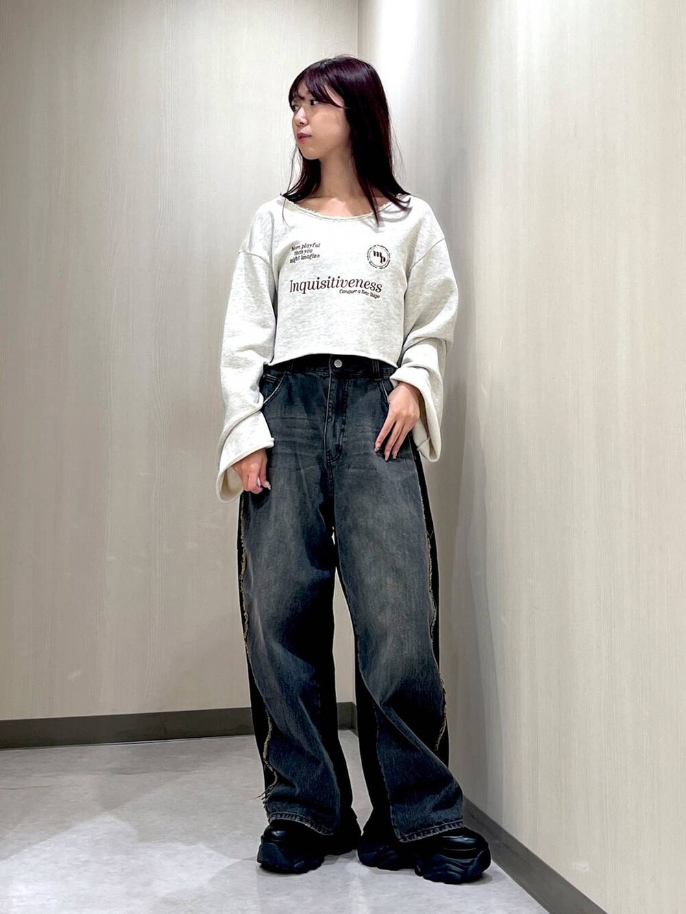 ブラック系のブーツ、ブラック系のデニムパンツ、ブラック系のブルゾンを着用したレディースの秋コーディネートの4枚目の写真